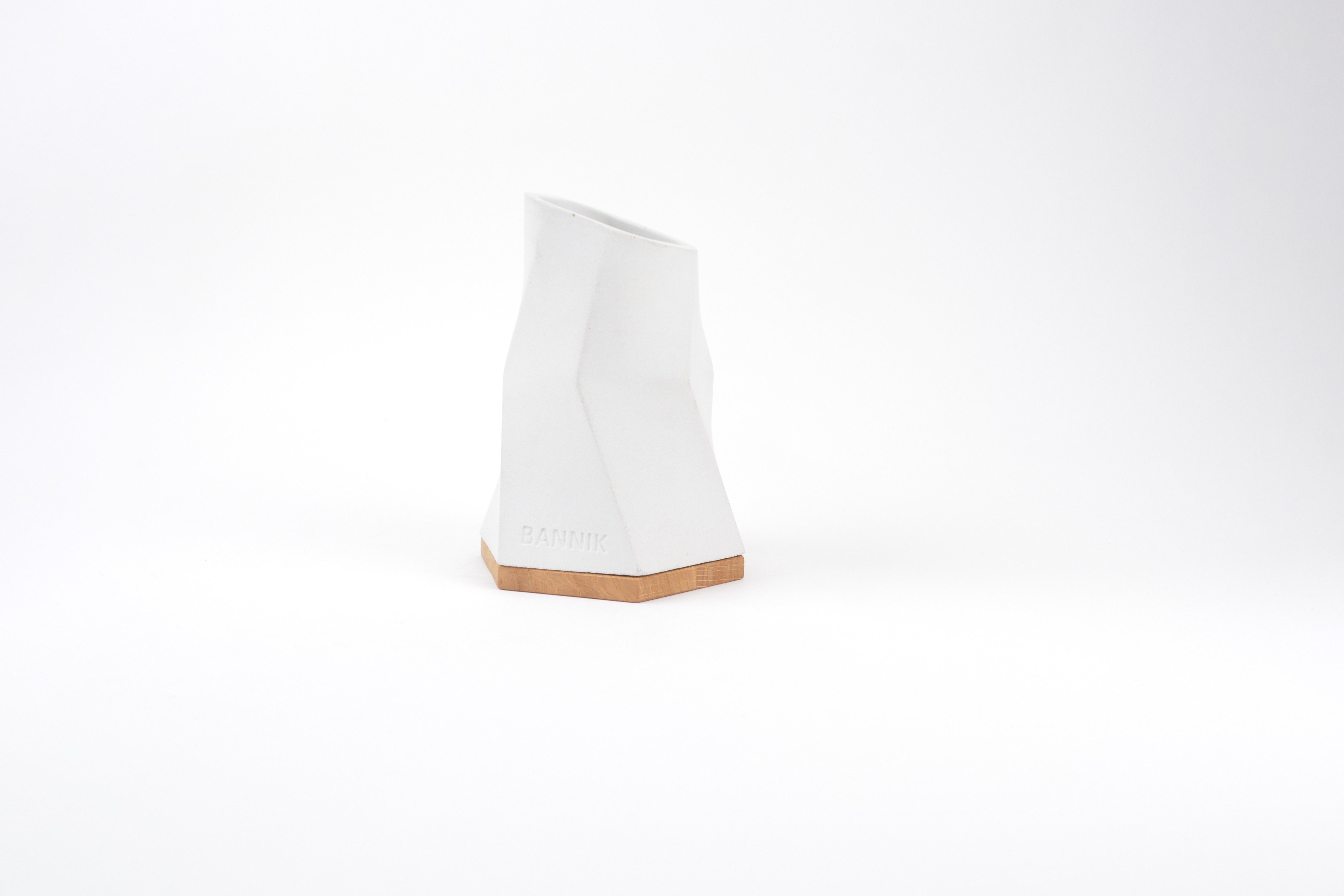 Bannik Dekovase Betonvase Polygon 15cm, Moderne Betonvase mit Holzsockel, 15 cm hoch, handgefertigt