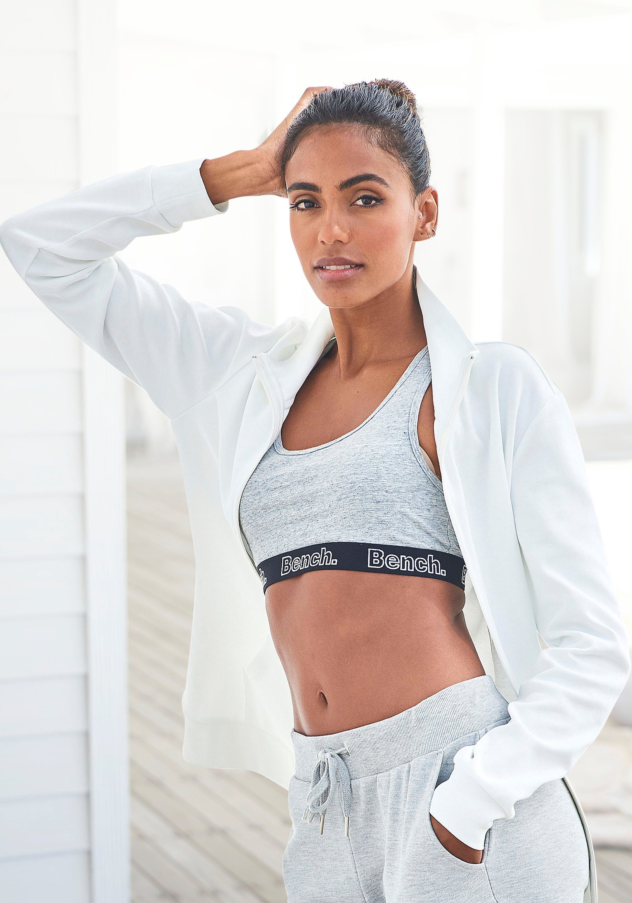 Bench. Loungewear Sweatjacke mit glänzender Logostickerei am Stehkragen, Loungewear