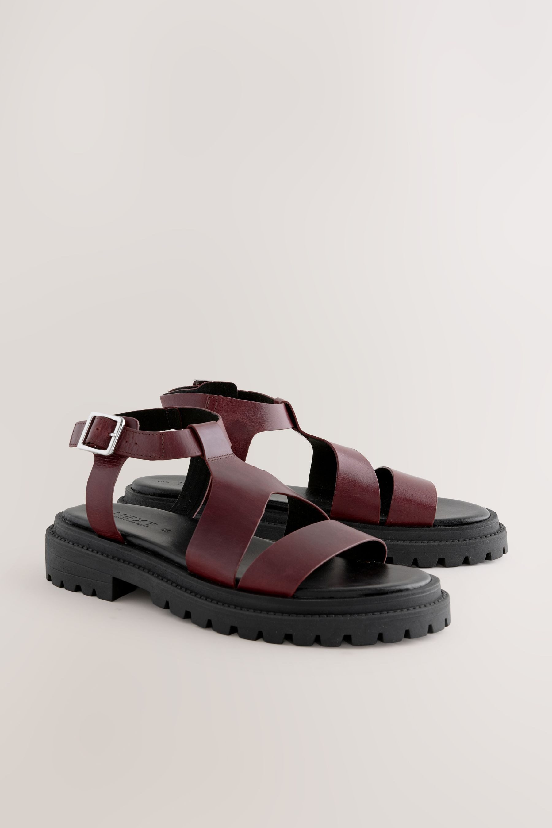 Next Breite Sandalen mit gekreuzten Riemen Keilsandalette