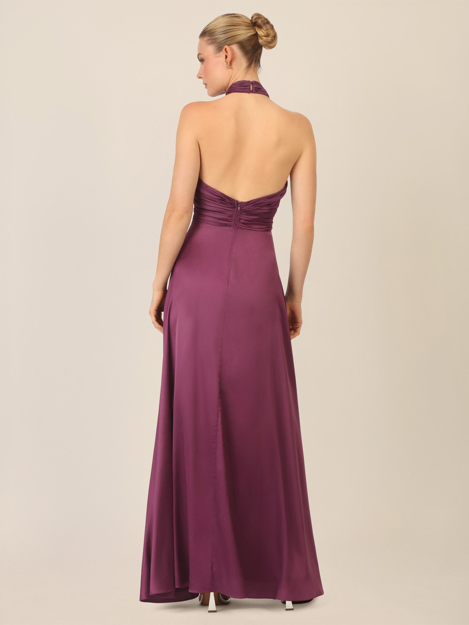 Apart Abendkleid mit Neckholder und Drapierung