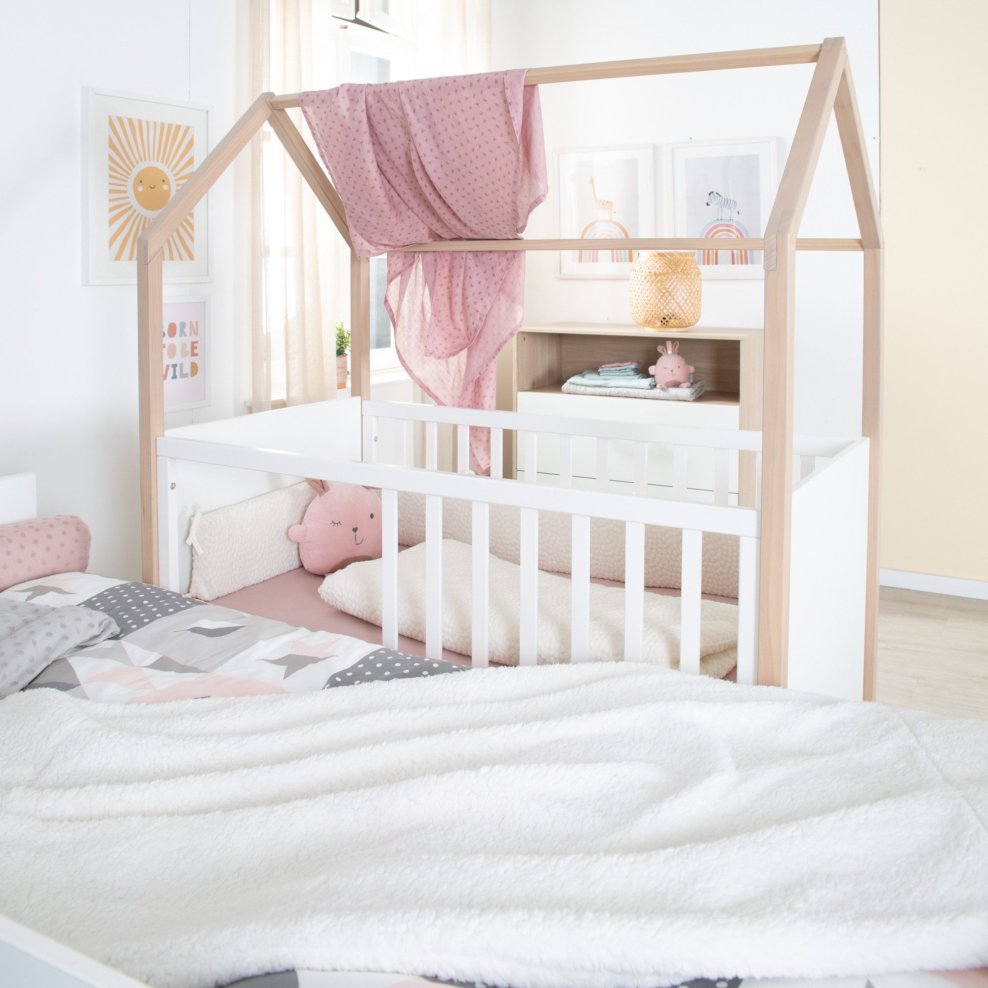 roba® Babyzimmer-Komplettset Cabane - modernes Kinderzimmer in Hausoptik, (Set (3-tlg), 2in1 Baby- & Beistellbett, Wickelkommode, Kleiderschrank), zweifarbige Optik: Weiß mit Eichen-Dekor - Griffe aus Echtholz