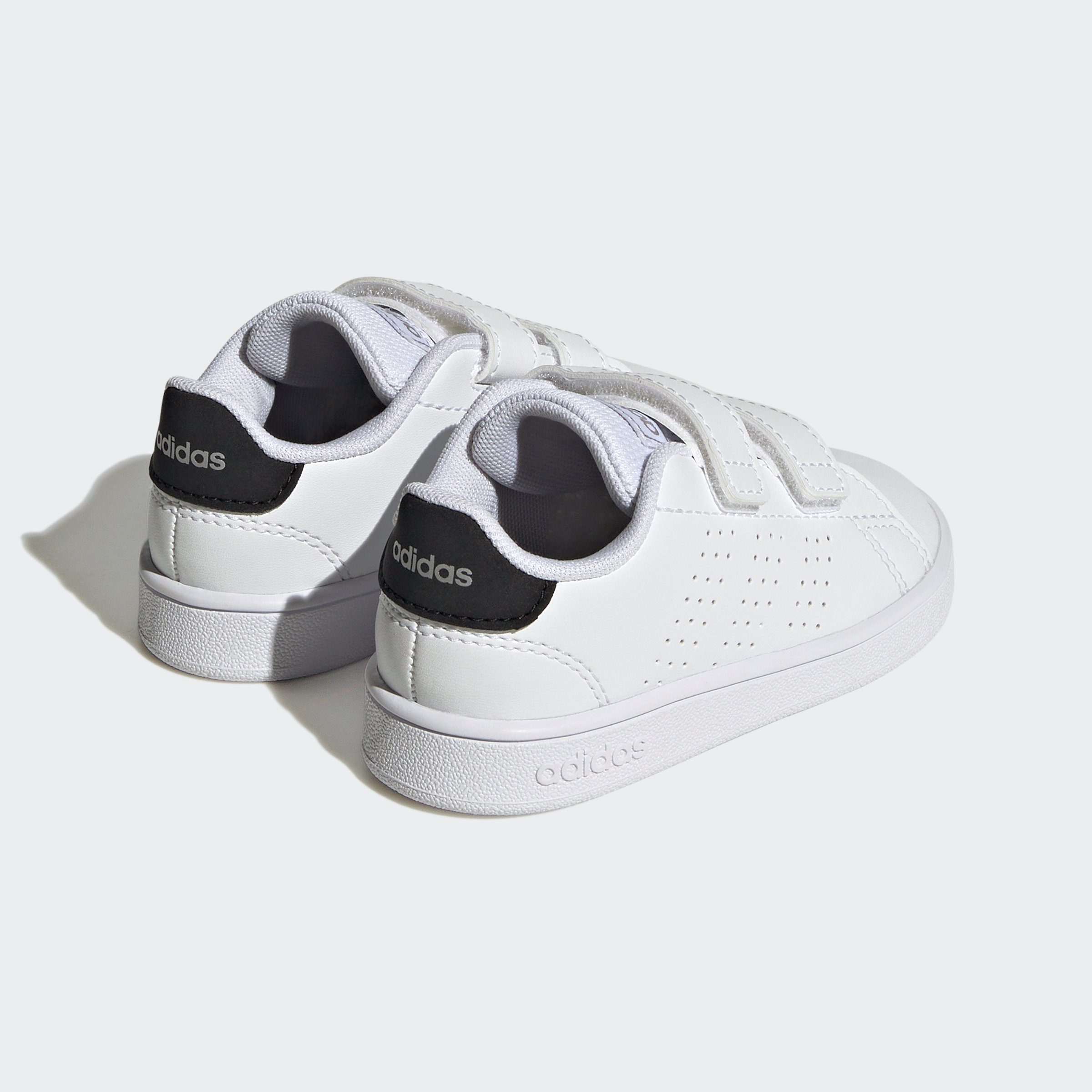 Spuren adidas White Cloud adidas Core Metallic Sneaker / TWO Smith Sportswear Silver auf HOOK-AND-LOOP LIFESTYLE Black Design den COURT Stan ADVANTAGE / des