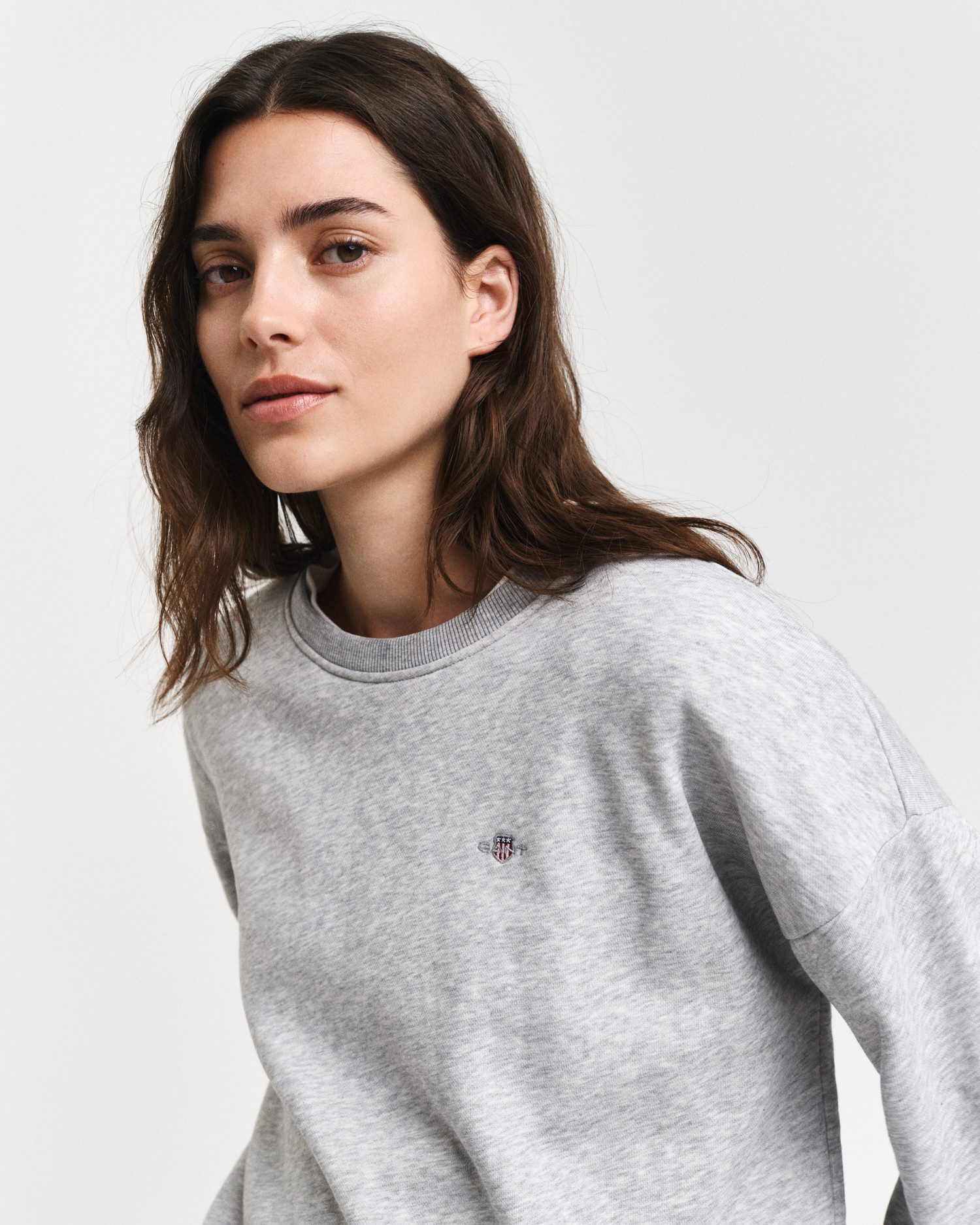 Gant Sweatshirt SHIELD C-NECK SWEAT Grafische GANT-Stickerei auf der Brust