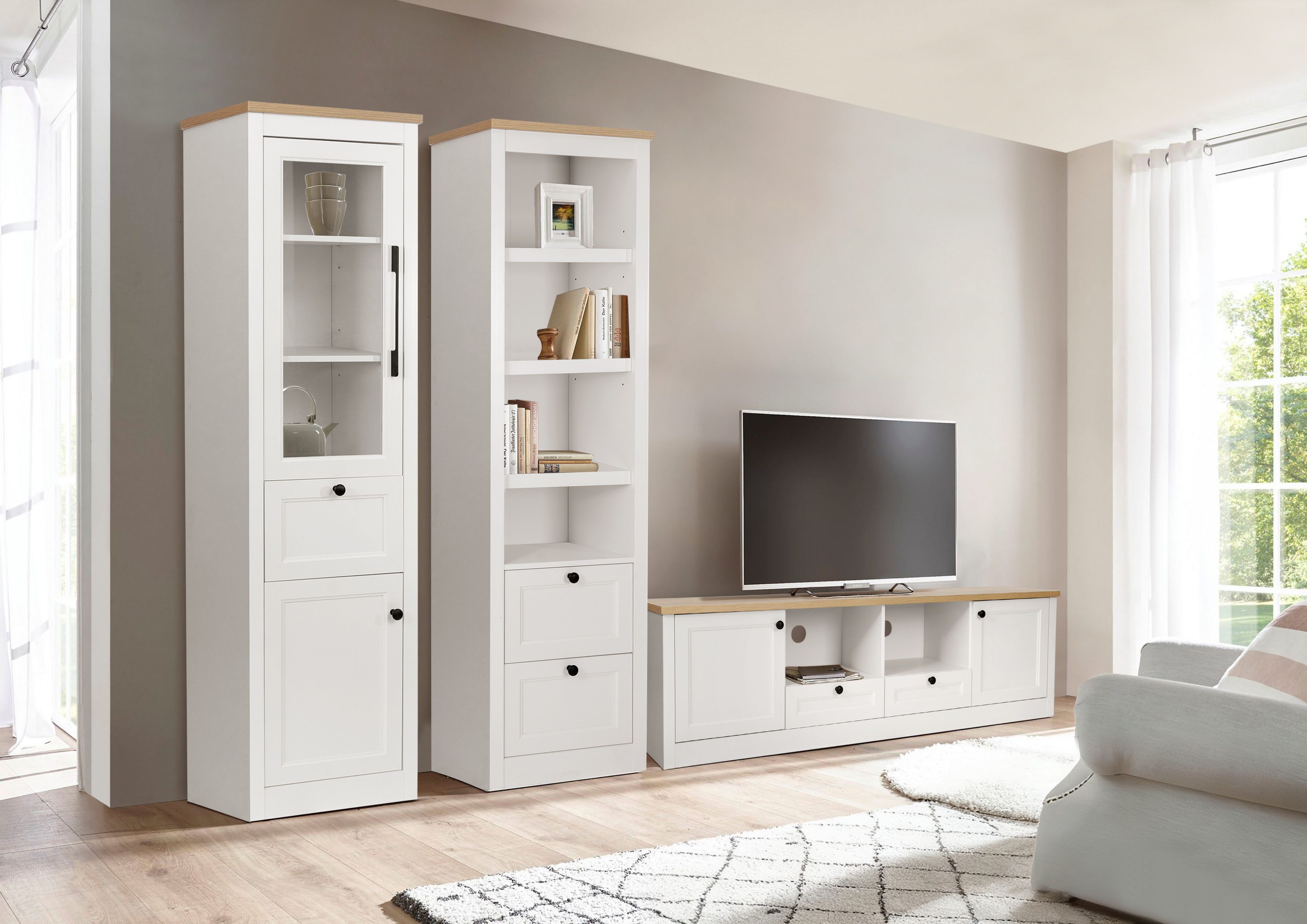 OTTO home Vitrine Rigny aus MDF, mit Holz-Zierleiste, schwarzem Metallgriff
