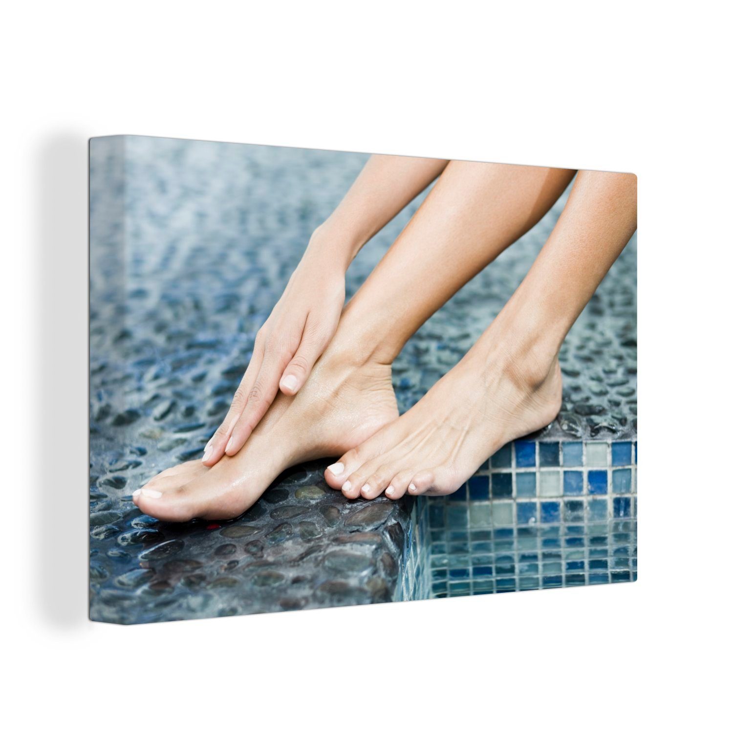 OneMillionCanvasses® Leinwandbild Frau reinigt Füße am Pool, (1 St), Wandbild Leinwandbilder, Aufhängefertig, Wanddeko, 30x20 cm