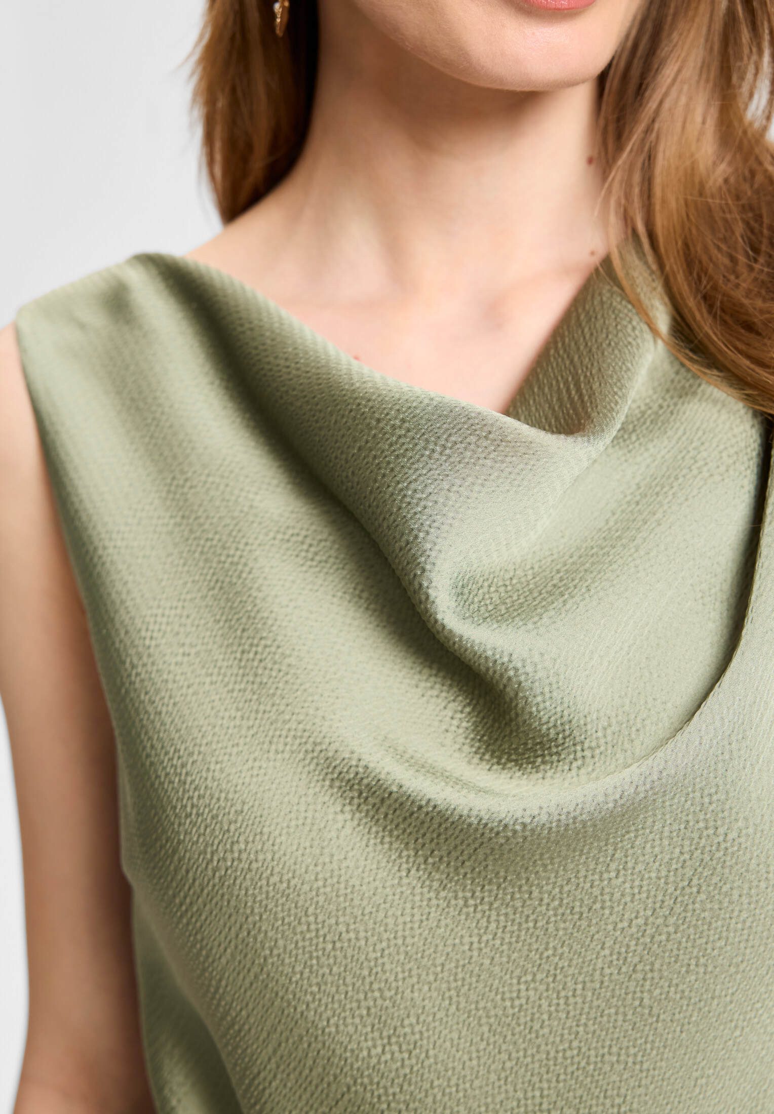 SWING Jumpsuit - Jumpsuit aus Satin mit Wasserfallausschnitt – Bild 4 von 5