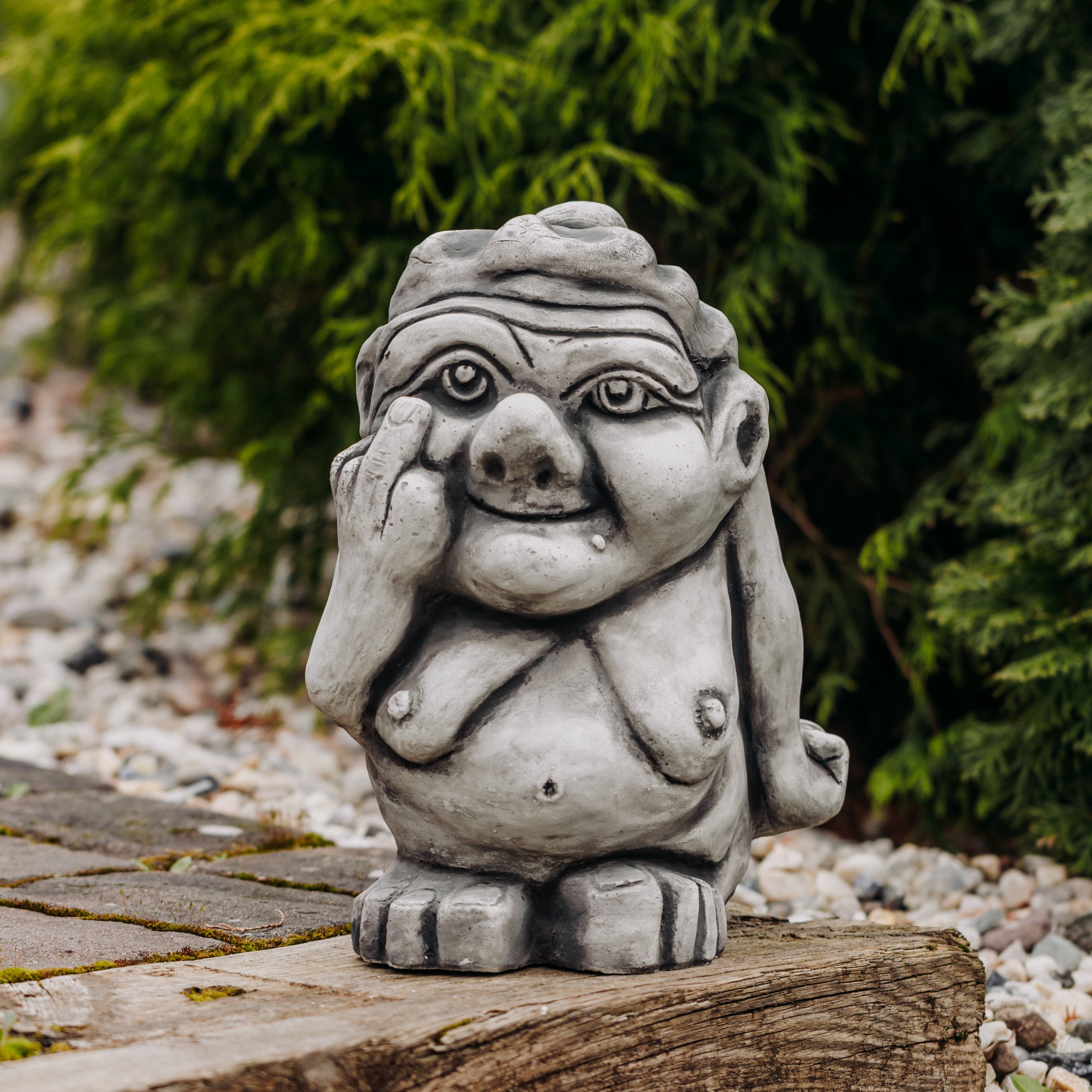 gartendekoparadies.de Gartenfigur Lustige Steinfigur XXL Troll Oma mit Mittelfinger, Höhe 36 cm, Gewicht, Frostsicher