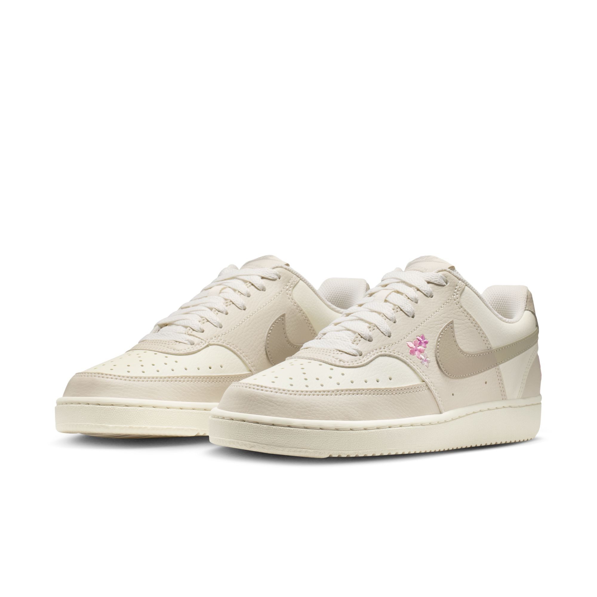 Nike Sportswear WMNS COURT VISION LOW SE Sneaker inspiriert vom Design des Nike Air Force