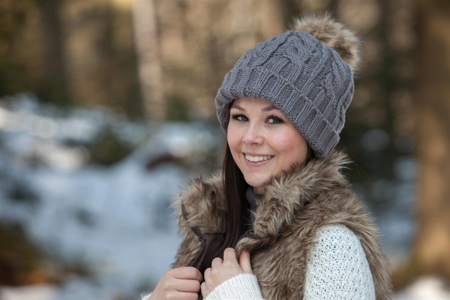 styleBREAKER Bommelmütze Strickmütze mit Zopfmuster & Kunstfellbommel (1-St günstig online kaufen