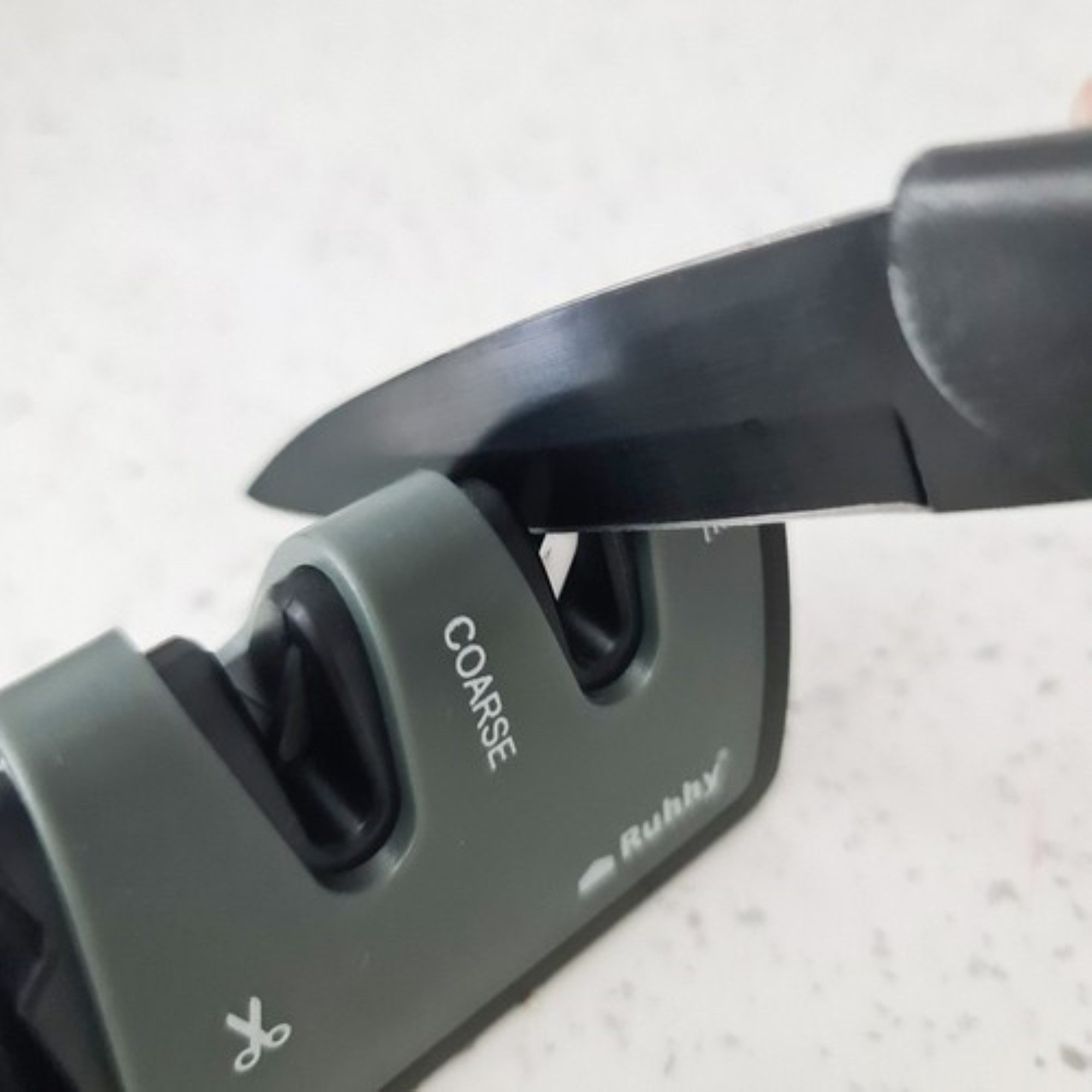 Ruhhy Messerschärfer Dreiphasen-Messer und Scherenschärfer: Präzises Schleifen und Schärfen, Effektives 3-Phasen-Schärfwerkzeug mit ergonomischem Griff – Bild 2 von 5