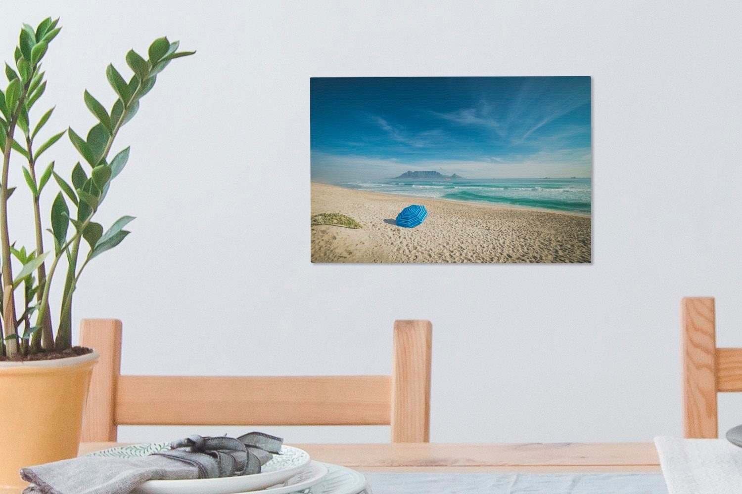 OneMillionCanvasses® Leinwandbild Weißer Strand Wanddeko, der Wandbild Tafelberg in in cm mit Leinwandbilder, Aufhängefertig, 30x20 dem (1 Ferne St), Südafrika