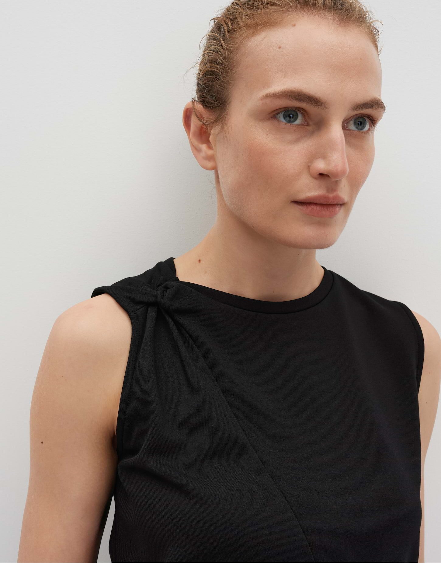 someday Shirttop KESSIE Slim mit Knotendetail – Bild 4 von 5