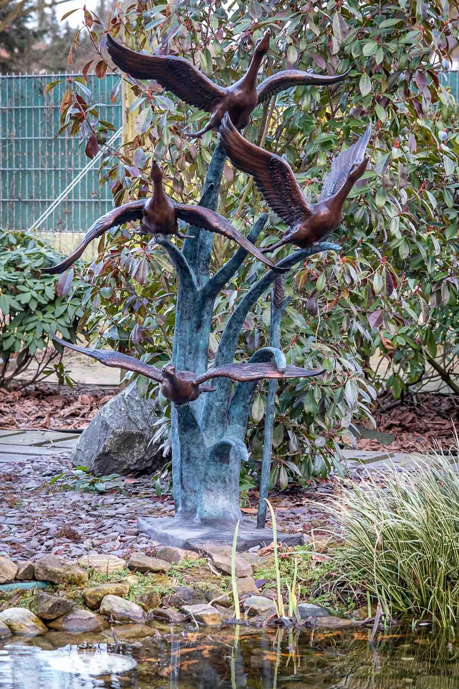 IDYL Gartenfigur IDYL Ente Bronze Brunnen, Vier Bronze-Skulptur