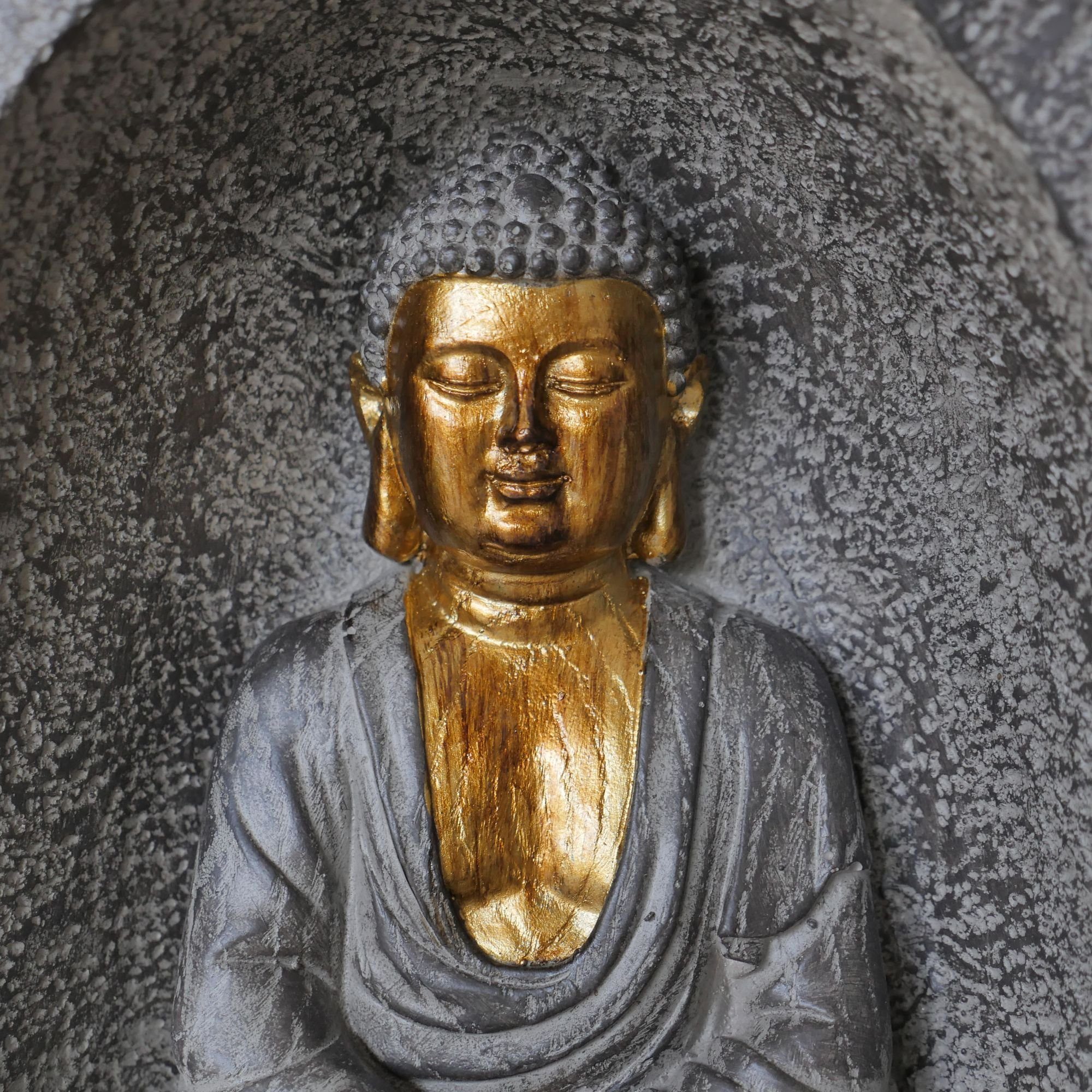 Rivanto Statue Haut goldener mit Steinhöhle, Sitzende (1 St), Buddhafigur Buddha Figur in