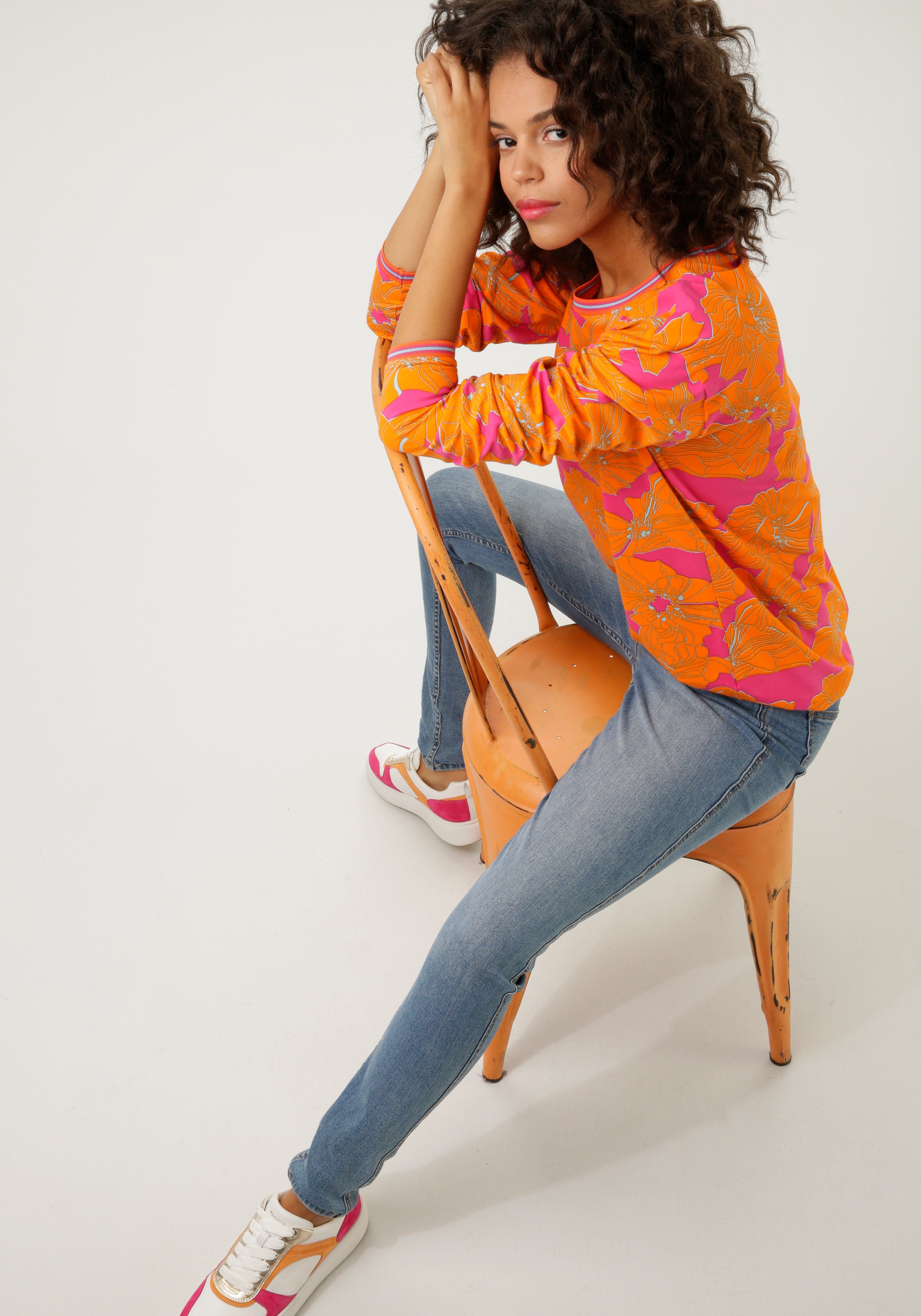 mit KOLLEKTION großflächigen Blüten bedruckt - Sweatshirt Aniston NEUE CASUAL