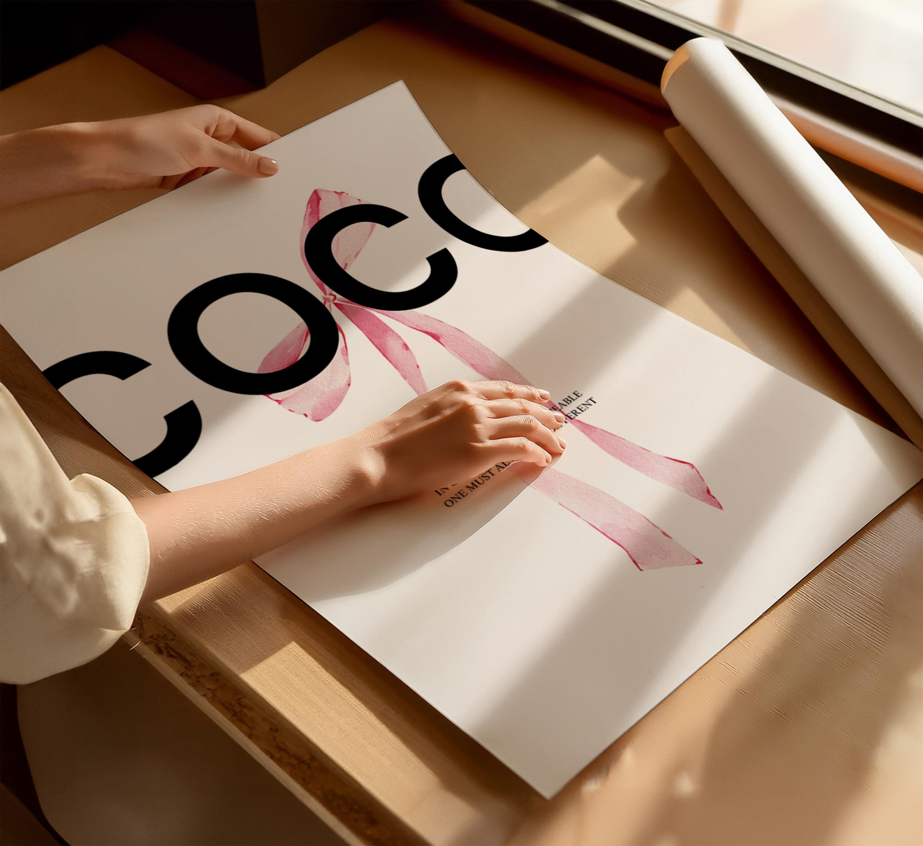 JUSTGOODMOOD Poster Premium ® Coco Chanel Zitat Poster · Rosa Schleife · ohne Rahmen, verschiedene Größen wählbar – Bild 4 von 5