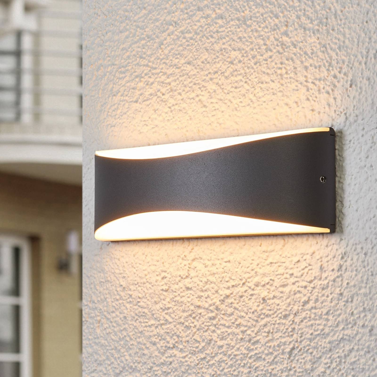 Lucande Außen-Wandleuchte Akira, LED - 9 W gesamt, warmweiß