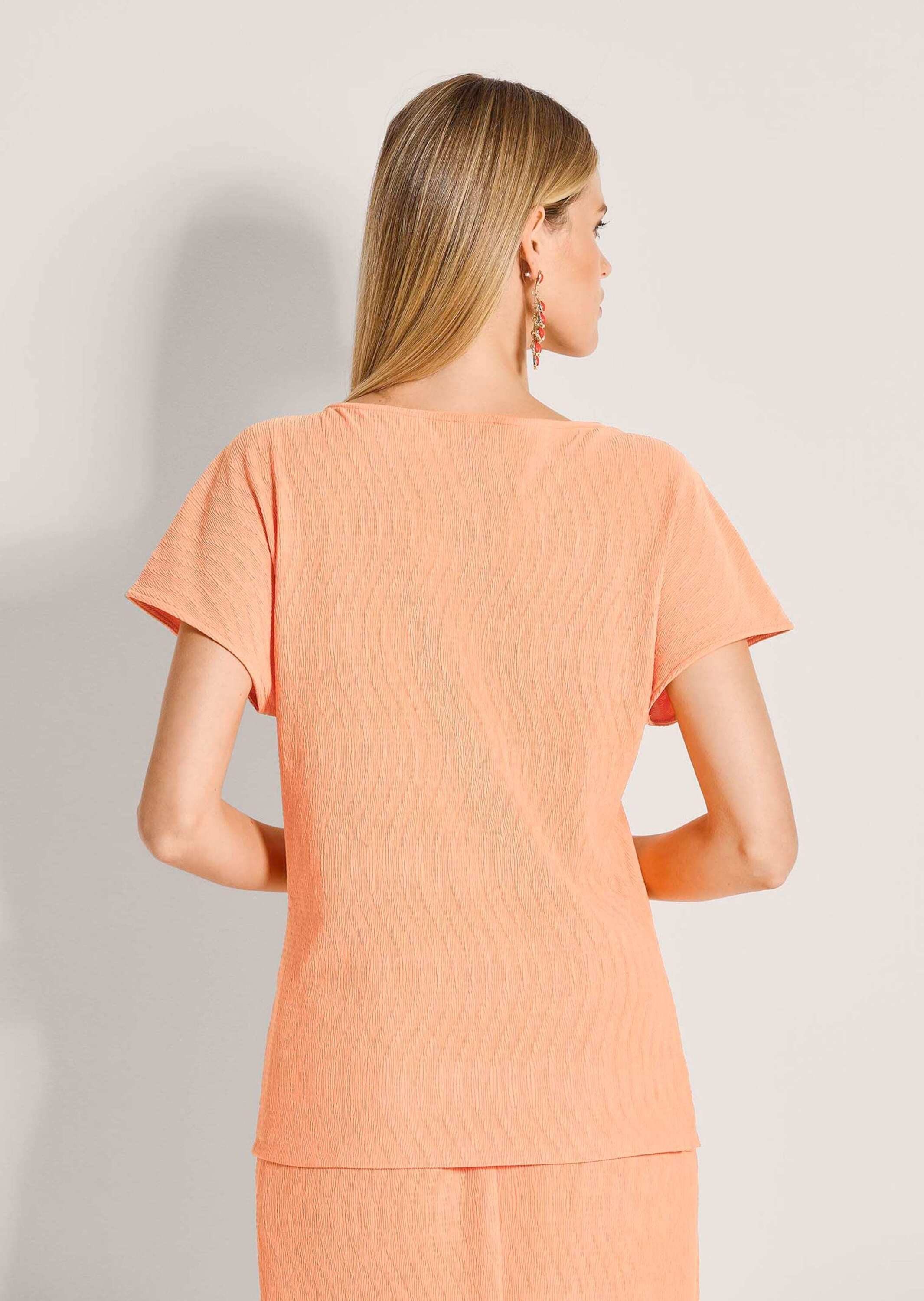 MADELEINE Kurzarmshirt Elegantes Sommershirt mit U-Boot-Ausschnitt Taillierter Schnitt, wellenförmige Struktur, ärmellos