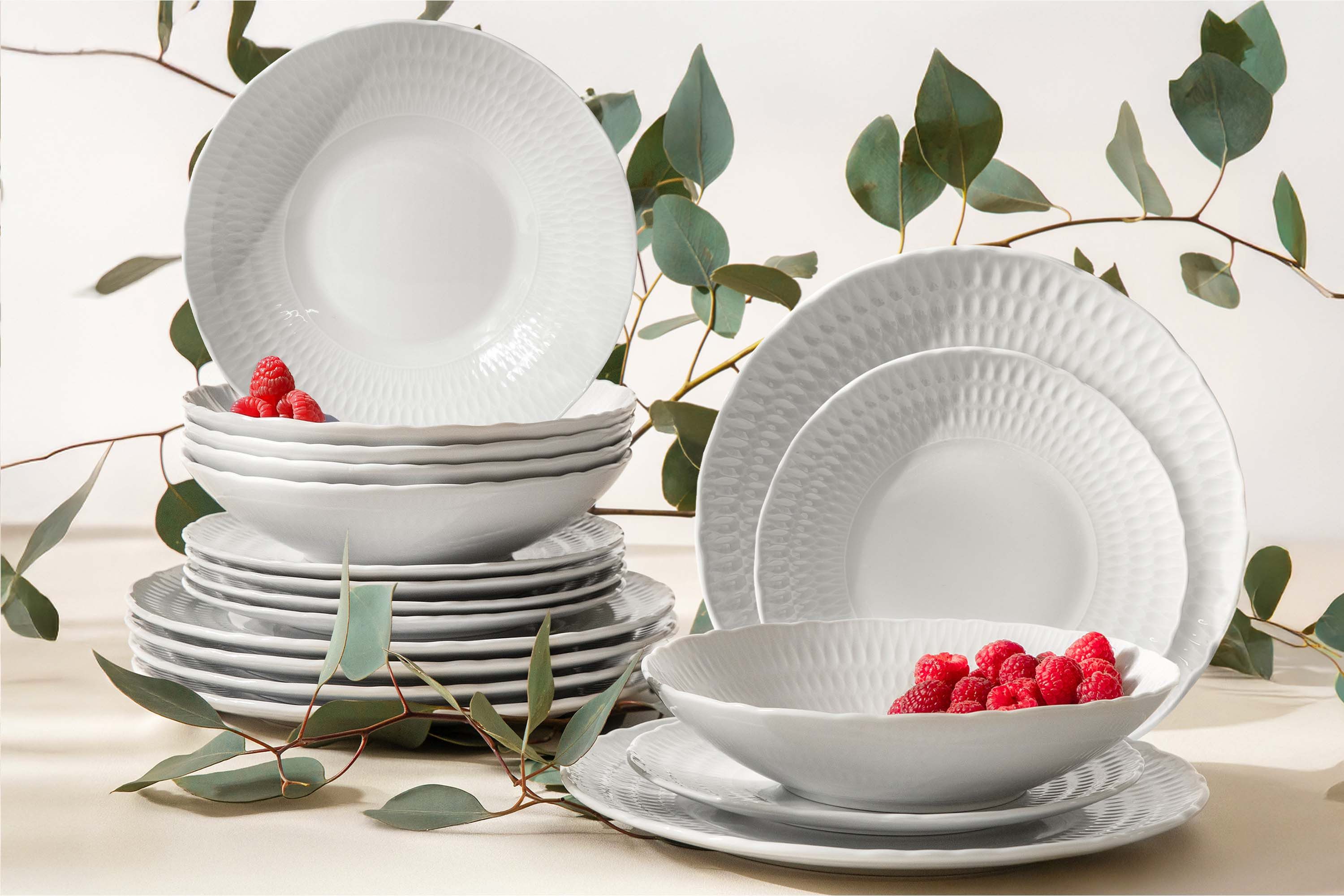 KONSIMO® Tafelservice CMIELOW SOFIA Geschirrset, Hochwertiges Premium-Porzellan (18-tlg), 6 Personen, Porzellan, spülmaschinengeeignet, mikrowellengeeignet, elegante Verzierung