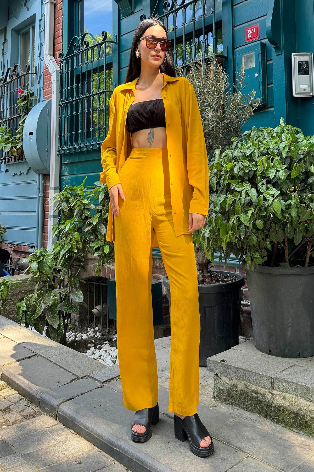 For You Moda Hosenanzug 3-teiliges Senf-Viskose-Crinkle-Bustier-Set