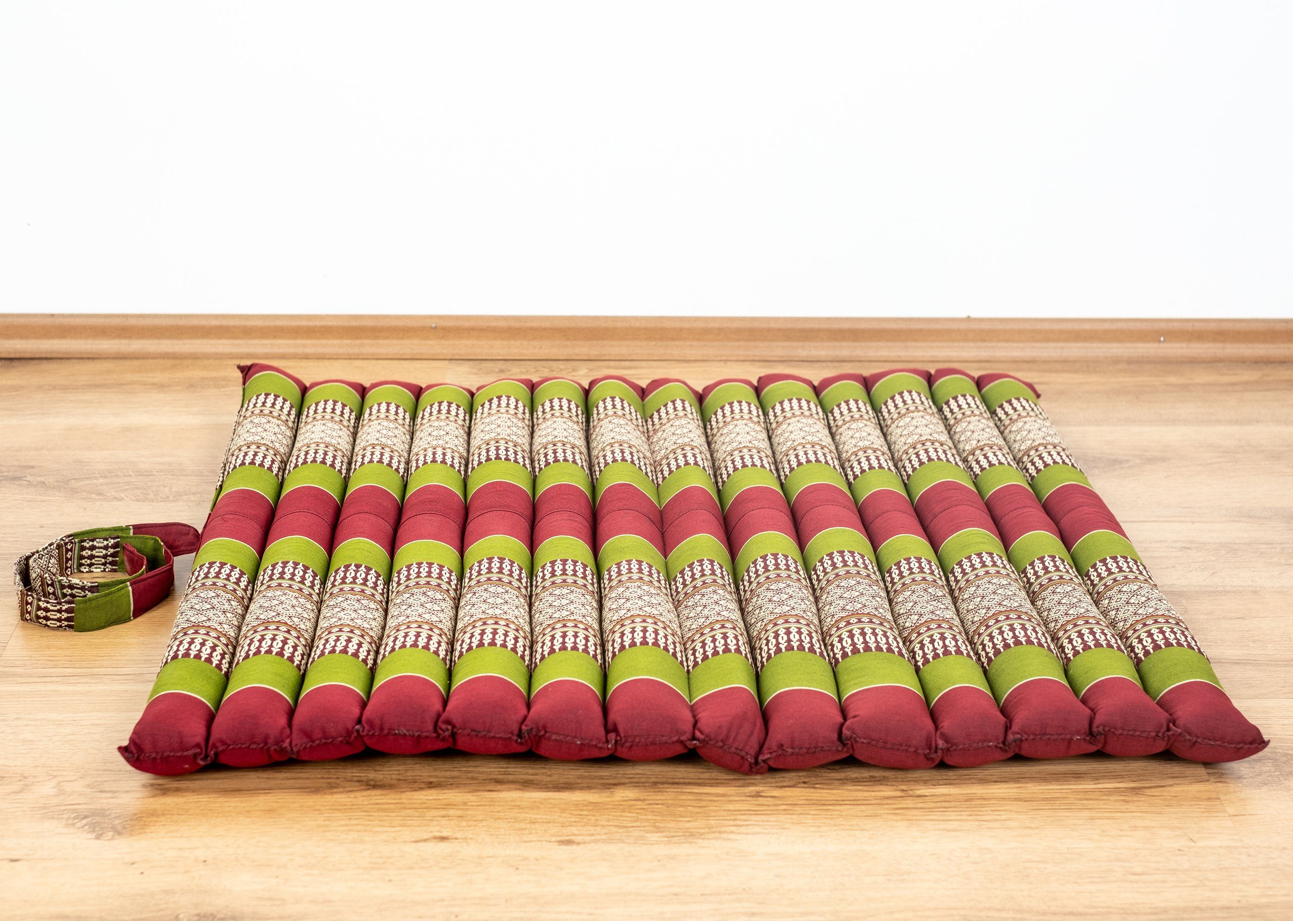 livasia Sitzkissen Steppkissen 75 cm, vegan Kapok handgefertigt, und Rot/Grün 75x75x4,5cm