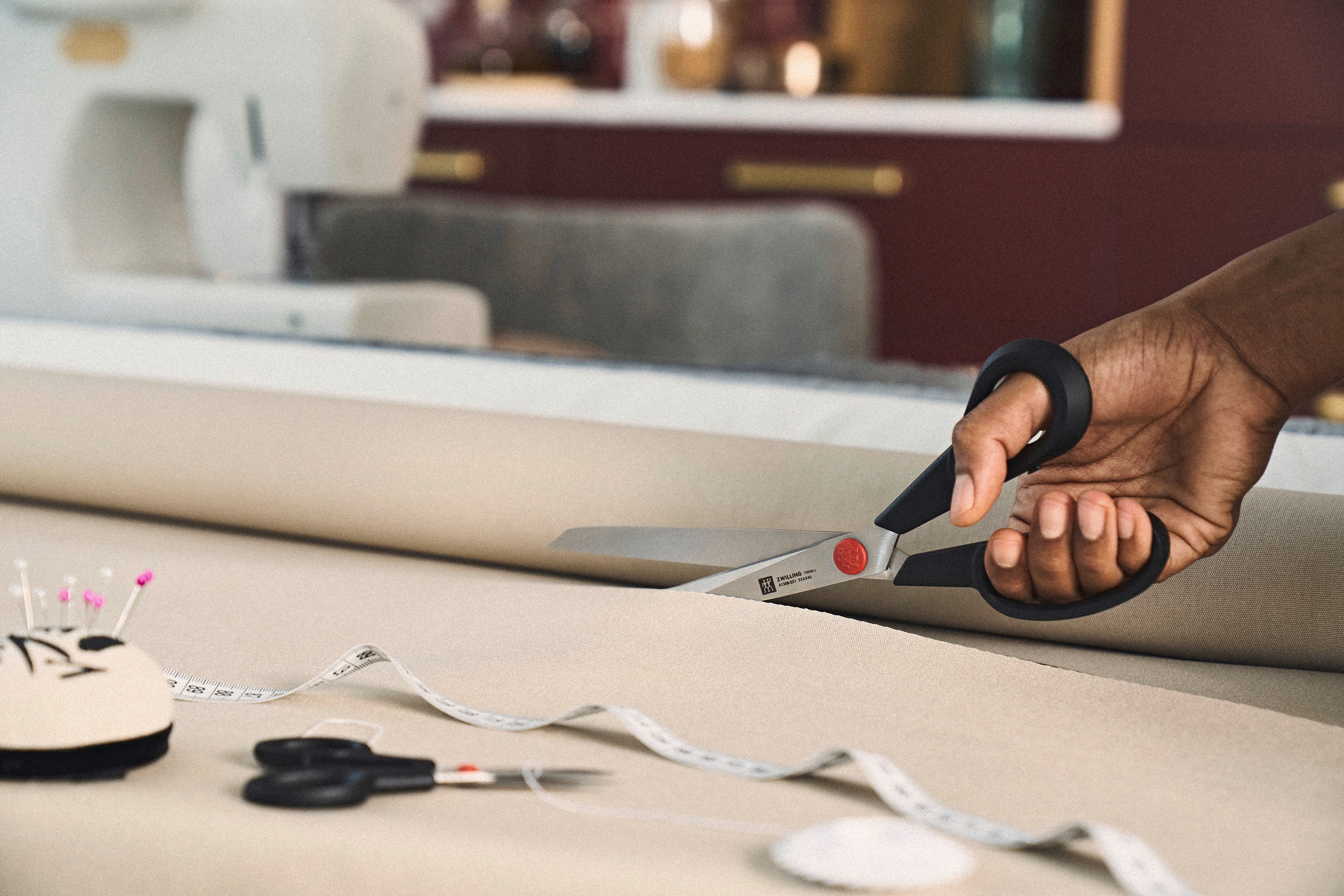 Zwilling Stoffscheren TWIN L, (1-tlg), Rostfreier Spezialstahl, Ergonomisch, 20 cm, schwarz