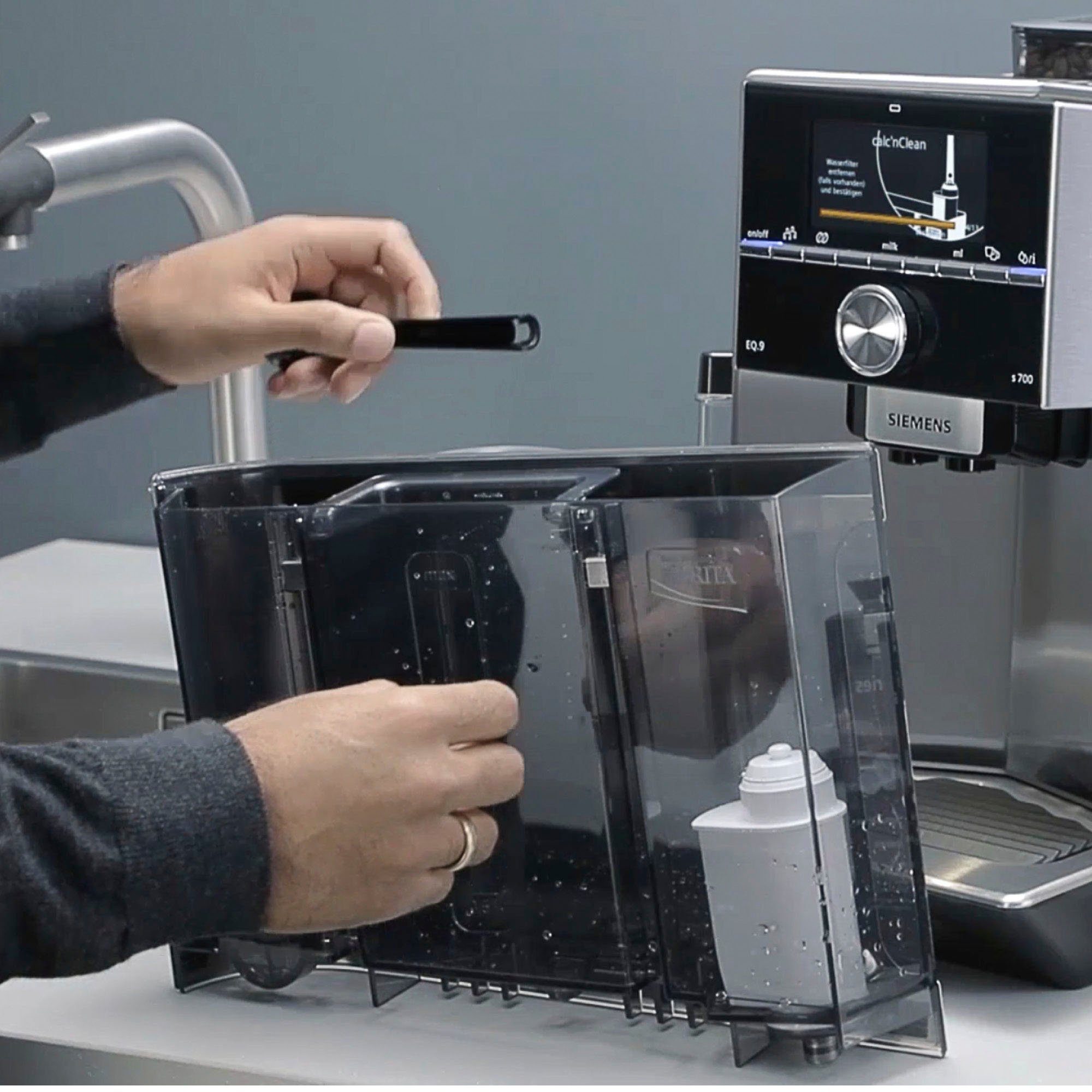 SIEMENS Wasserfilter BRITA Intenza TZ70033A, Zubehör für alle Siemens Kaffeevollautomaten der EQ Reihe: EQ.300, EQ.500, EQ.6, EQ.700, EQ.9 Plus und Einbauvollautomaten, 3 Stück, verringert den Kalkgehalt des Wassers