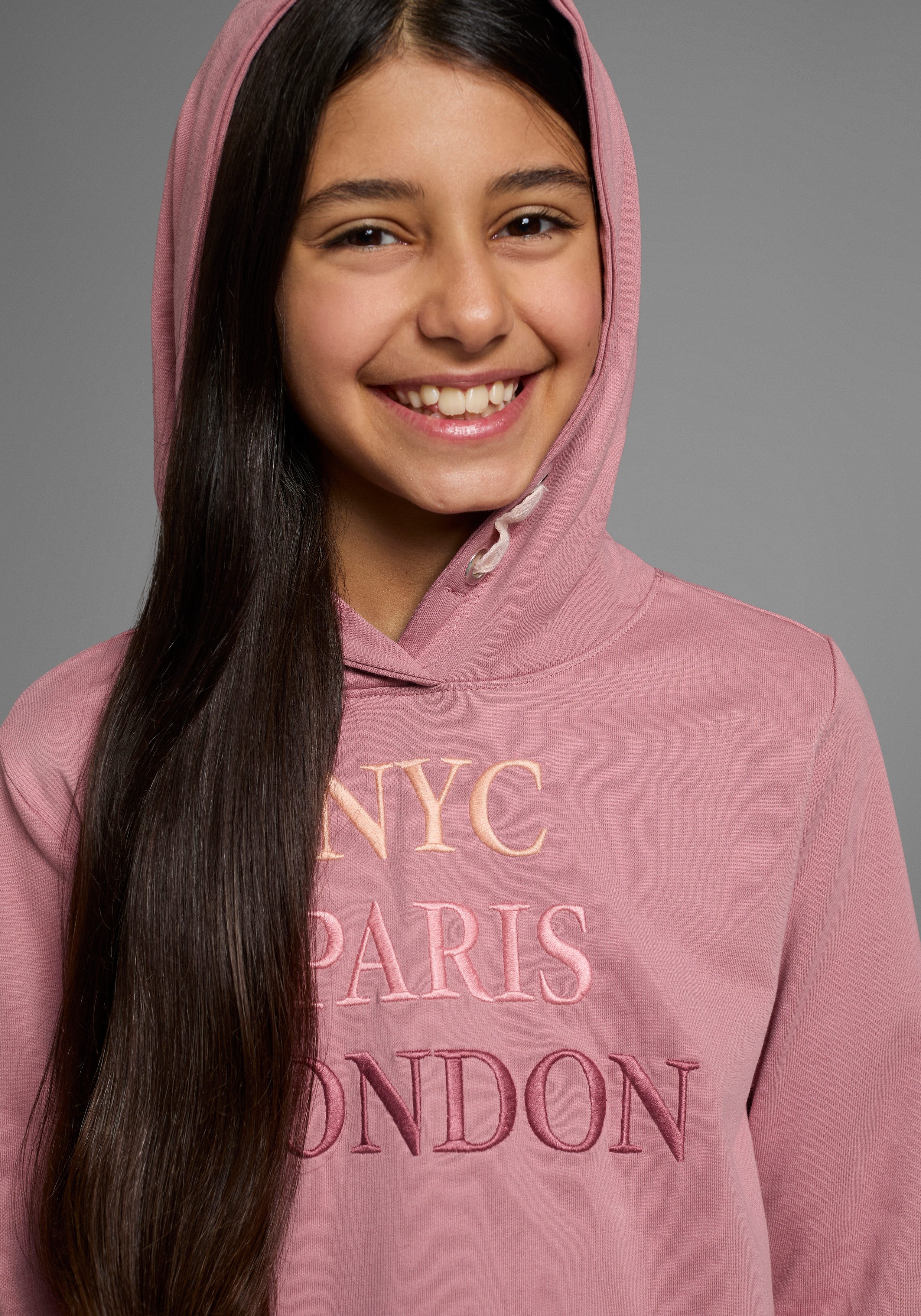 KIDSWORLD Kapuzensweatshirt NYC Paris London - Stickerei Langarm, gerade Passform, bedruckt, Kapuze, aus Baumwolle