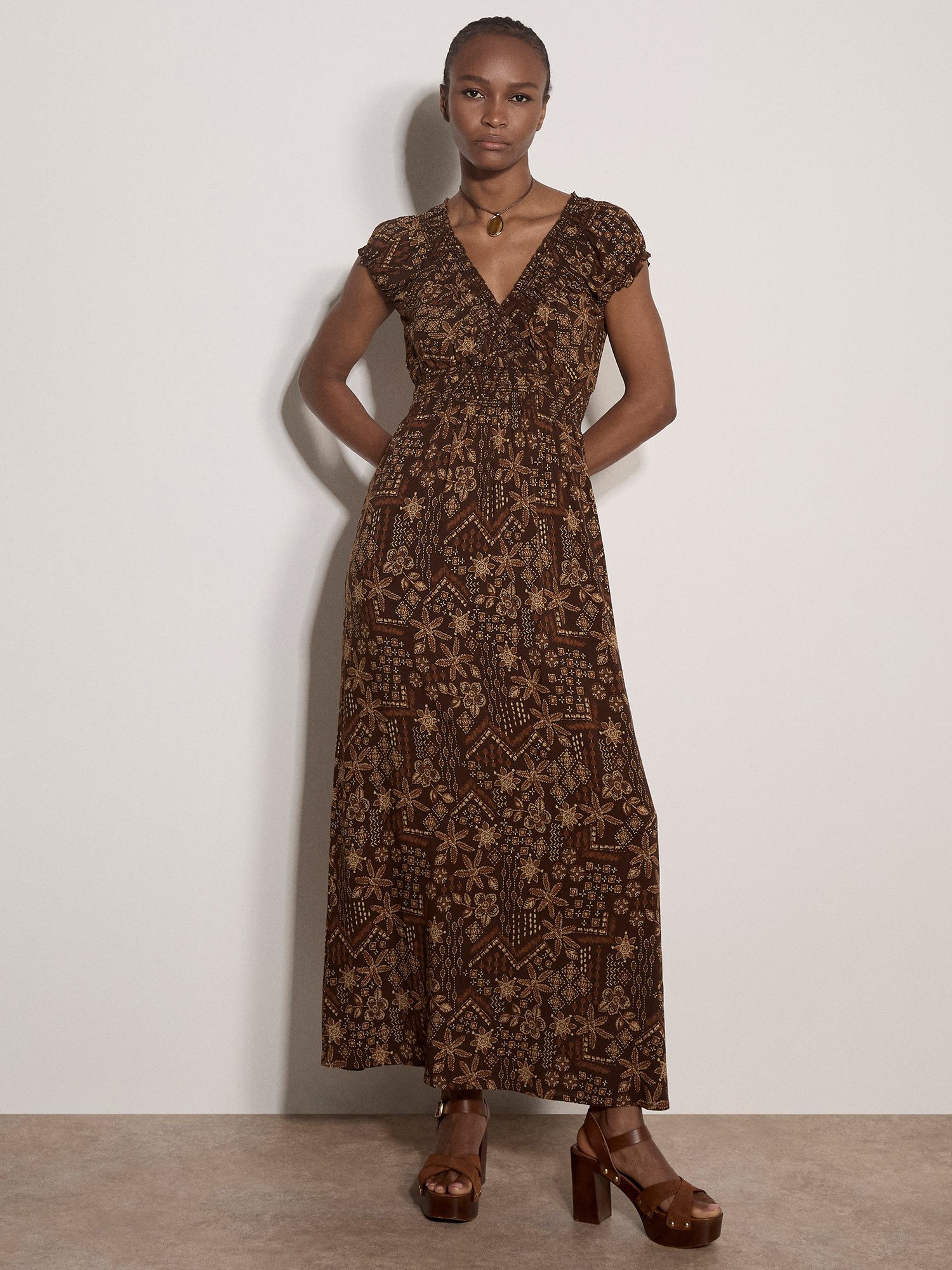 Maxikleid Batik-Maxikleid mit Blumenmuster und Smokarbeit