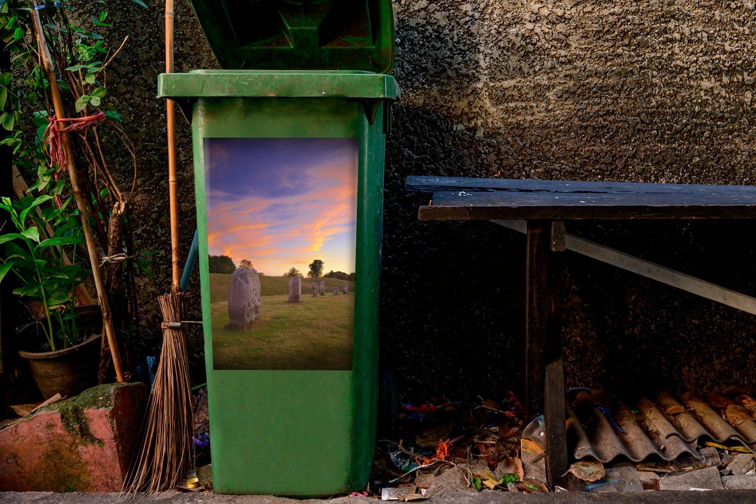 MuchoWow Wandsticker bei farbenprächtigen von Mülleimer-aufkleber, Sticker, Mülltonne, Der Abfalbehälter Avebury Container, Steinkreis einem St), Sonnenuntergang (1