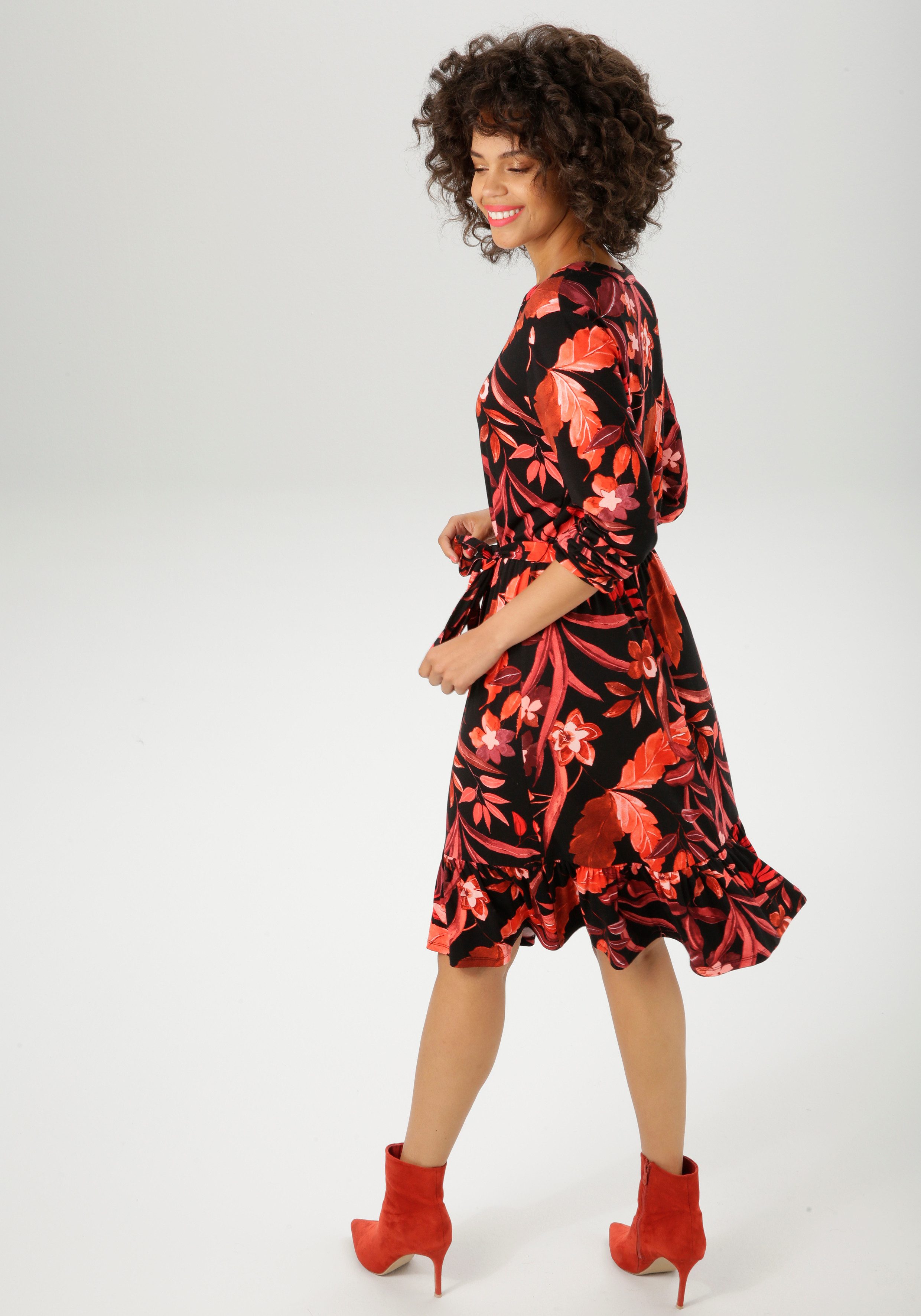 Aniston CASUAL Jerseykleid (mit abnehmbarem Bindeband) mit großflächigen Blüten und Blättern bedruckt
