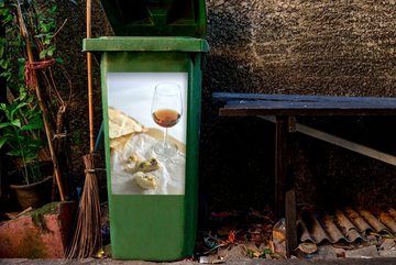 MuchoWow Wandsticker Ein köstliches Glas Portwein und etwas Käse (1 St), Mülleimer-aufkleber, Mülltonne, Sticker, Container, Abfalbehälter