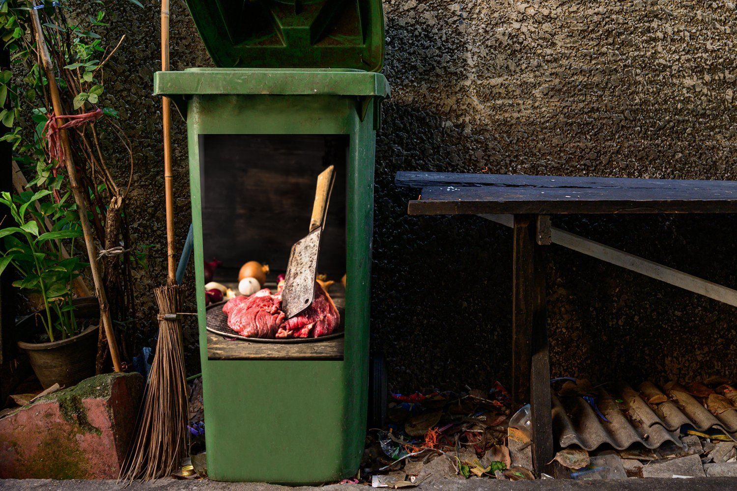 MuchoWow Wandsticker Ein Metzgermesser in auf Abfalbehälter Container, Fleisch Mülleimer-aufkleber, rohem Teller Sticker, einem Mülltonne, St), (1
