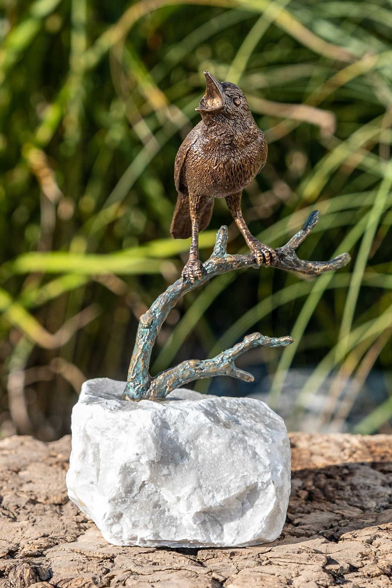 IDYL Die auf Stein, IDYL robust werden Bronze-Skulptur Bronze UV-Strahlung. einem und Frost, Vogel Regen Langlebig gegossen Bronze sehr von Modelle patiniert. in Hand gegen in Wachsausschmelzverfahren – und – witterungsbeständig – Gartenfigur