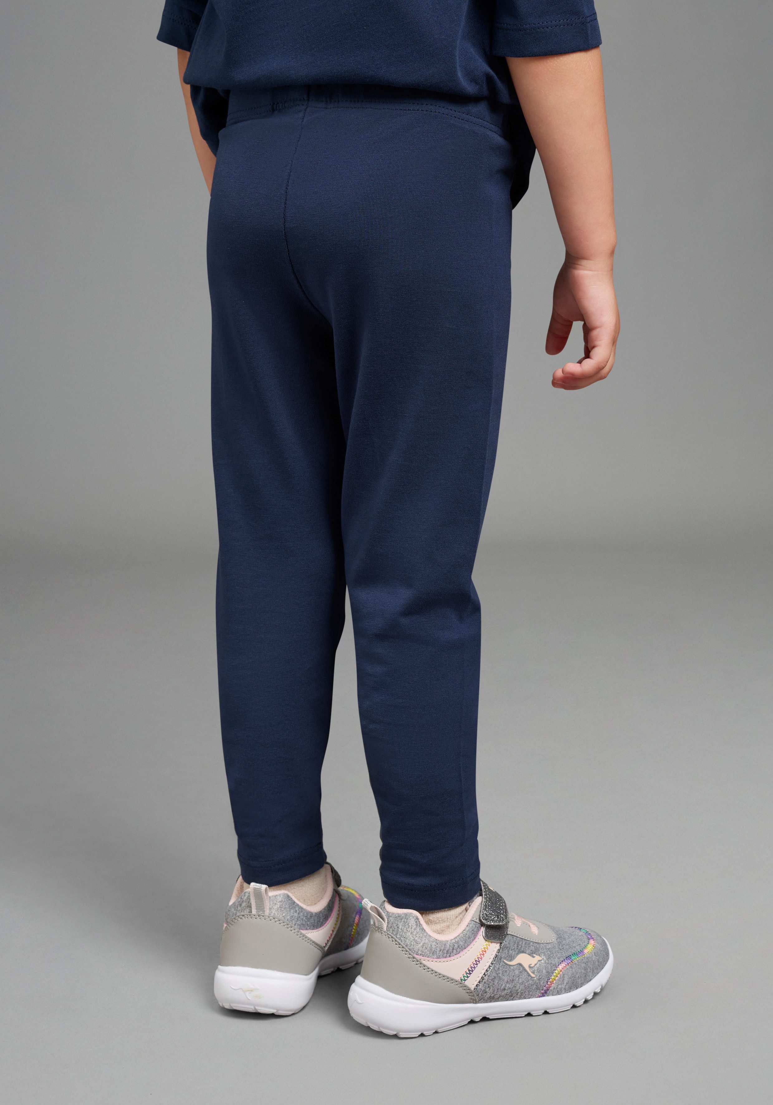 KIDSWORLD Leggings Süße Leggings mit Sternenapplikation extra-eng geschnittene Slim Fit Form, mit innenliegendem Gummizug. € 14,99, (€ 14,99 pro 1 Stk).