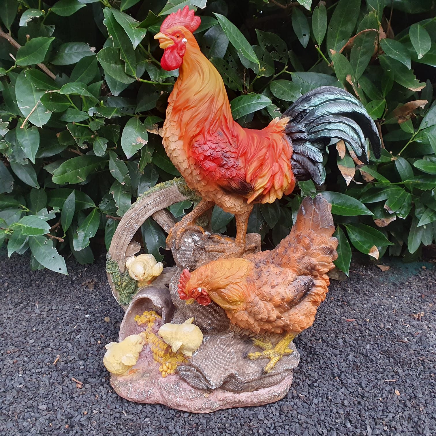 Aspinaworld Gartenfigur Huhn Figur mit Hahn und Küken 44 cm – für Beet oder Vorgarten