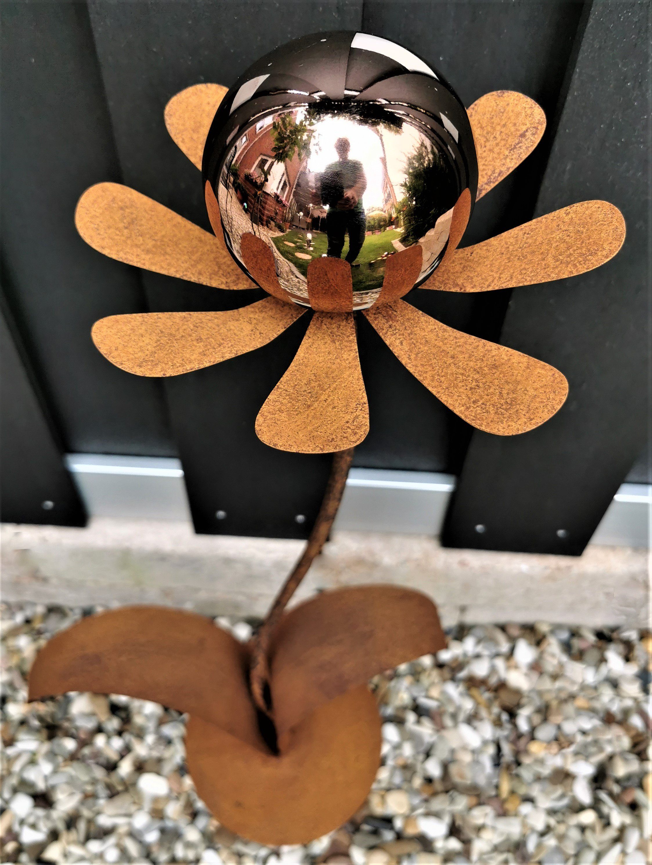 Jürgen Bocker Garten-Ambiente Gartenstecker Skulptur Blume Brüssel Corten 77 cm mit Kugel und Standfuß golden rose | Dekostecker