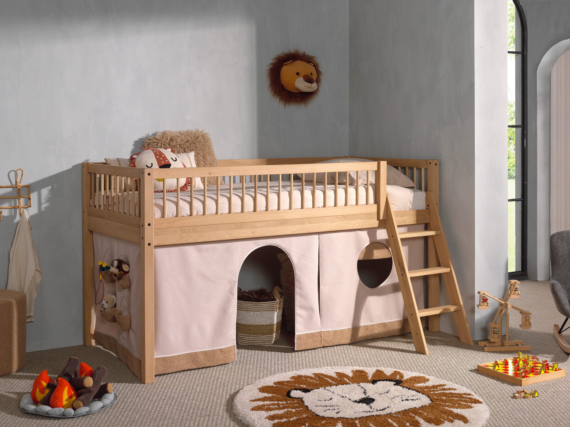 Vipack Spielbett Forrest mit hochwertiger und stabiler Verarbeitung, Made in Europe (halbhohes Bett inkl. Lattenrost, 90/200 cm, Rausfallschutz und Leiter), Ausf. Buche massiv natur, inkl. Textilvorhang 3-tlg.