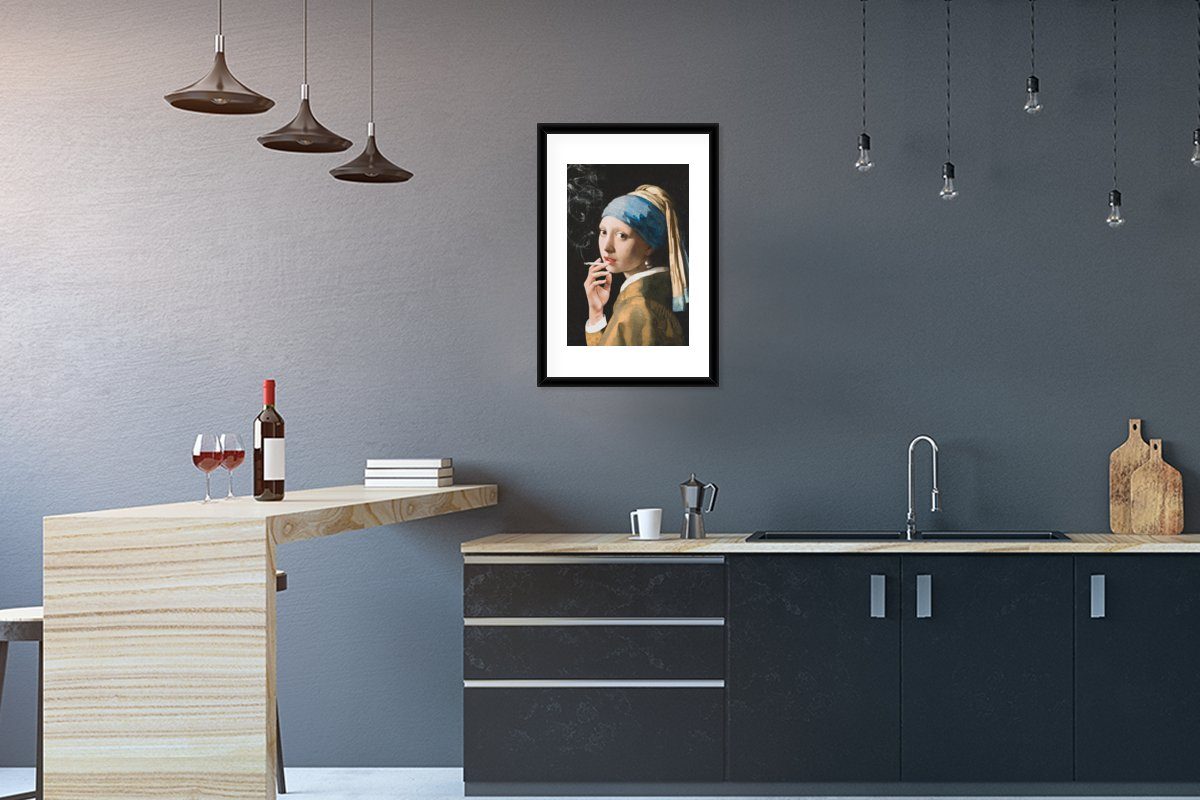 MuchoWow Poster Mädchen Rahmen, Poster, Schwarzem Zigaretten, - (1 Bilderrahmen Kunstdruck, Gerahmtes Perlenohrring - St), Johannes mit Vermeer mit