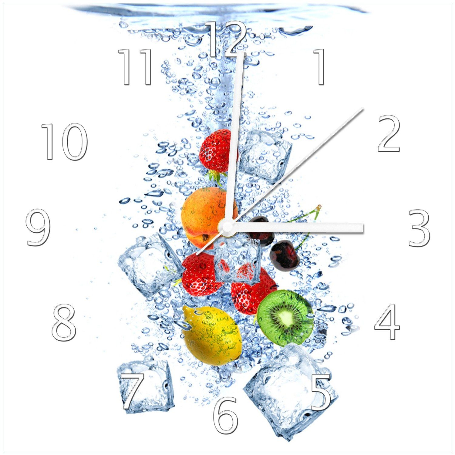 Wasser mit Wanduhr (Glasuhr) Obst-Eiswürfel-Mix im Wallario Hintergrund weißem