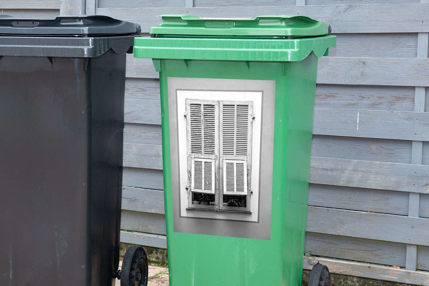 (1 weiß Mülleimer-aufkleber, - Abfalbehälter Altes Mülltonne, Sticker, St), alten mit Fenster schwarz weißes Container, und MuchoWow Fensterläden Wandsticker
