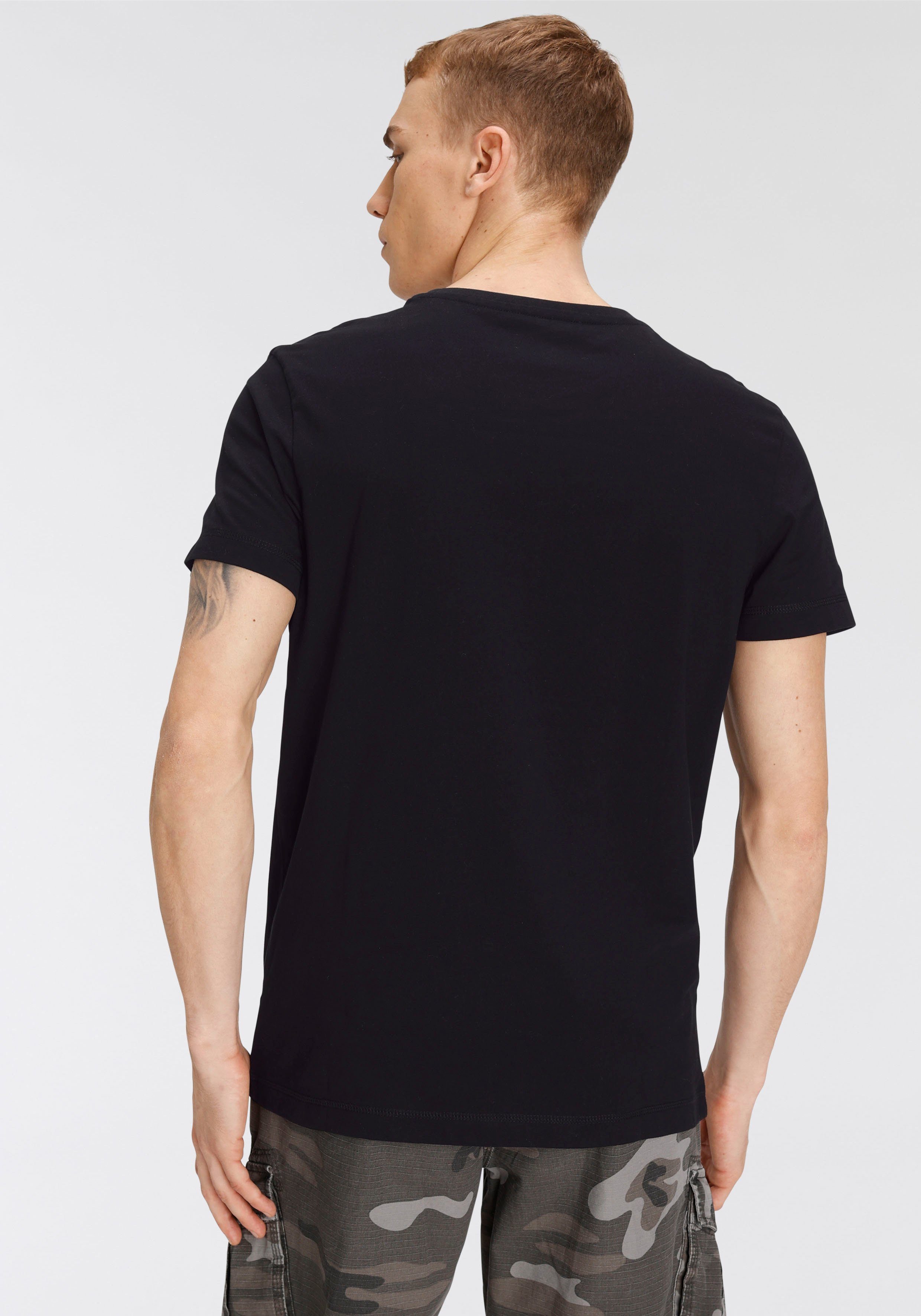 Brustbereich im großem Print T-Shirt AJC mit schwarz