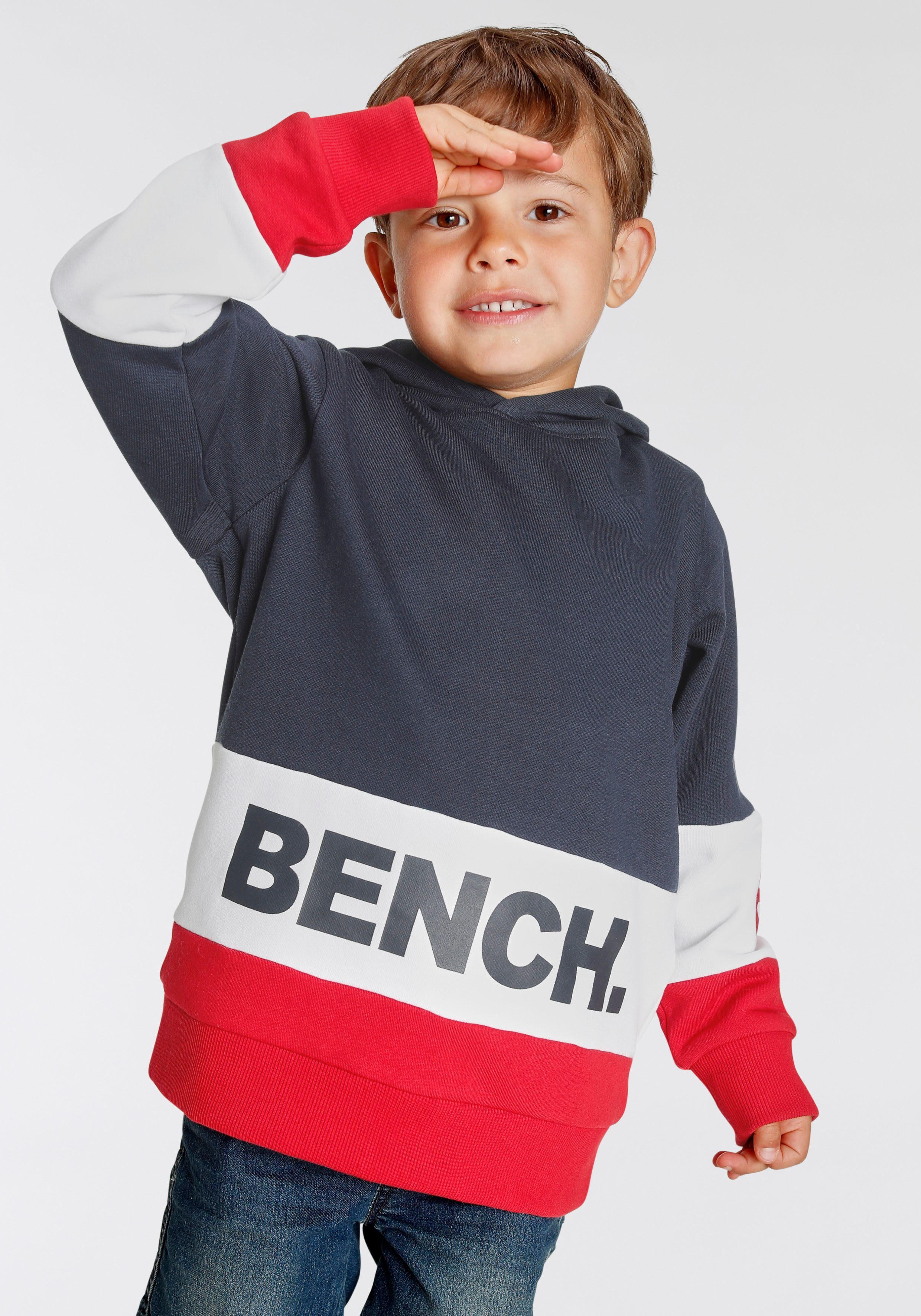 Bench. Kapuzensweatshirt im mit Logo-Drucken Colorblock-Design
