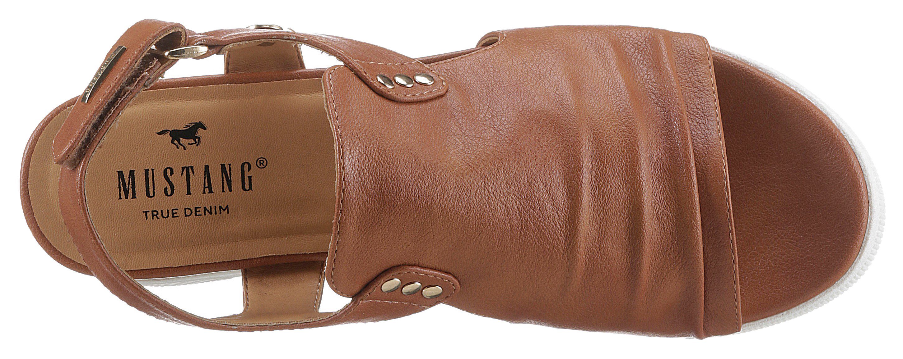 Mustang Shoes Keilsandalette mit cognac Klettriemchen