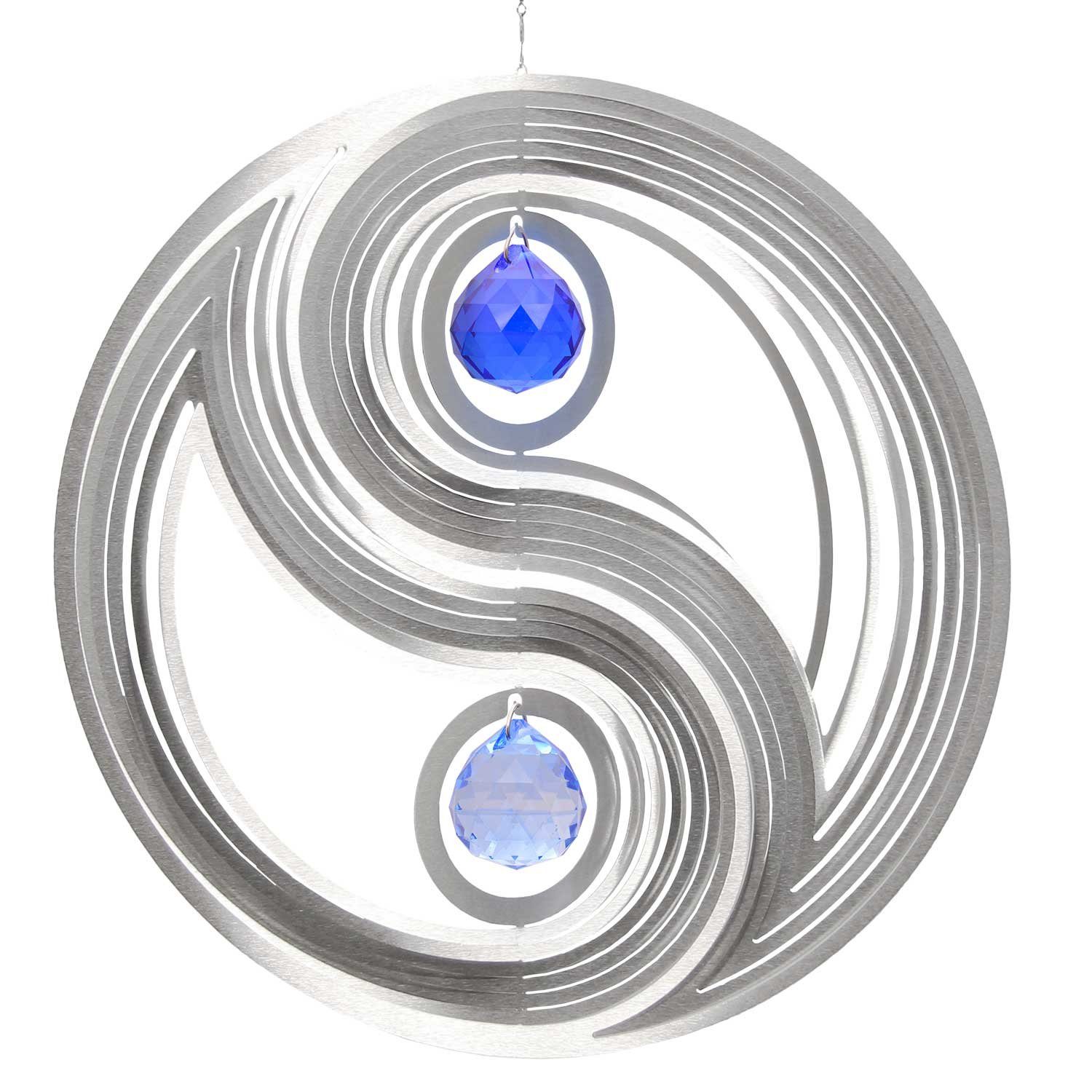 ILLUMINO Windspiel Edelstahl Windspiel Yin Yang -XL mit saphirblauer und kobaltblauer 40mm Kristallkugel Metall Windspiel für Garten und Wohnung Gartendeko Wohn und Fenster Deko