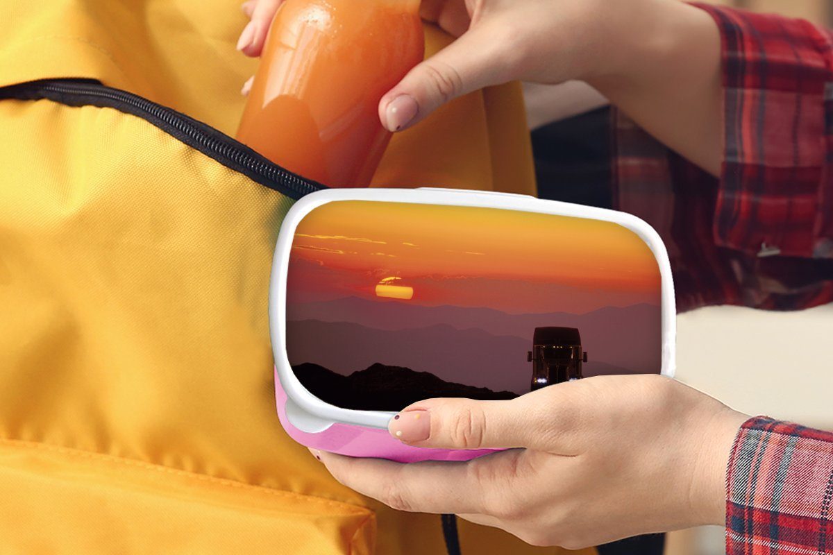 Kunststoff Brotbox dem MuchoWow Lunchbox rosa (2-tlg), Mädchen, Erwachsene, Kinder, Sonnenuntergang für Snackbox, Lastwagen, hinter Kunststoff, Brotdose