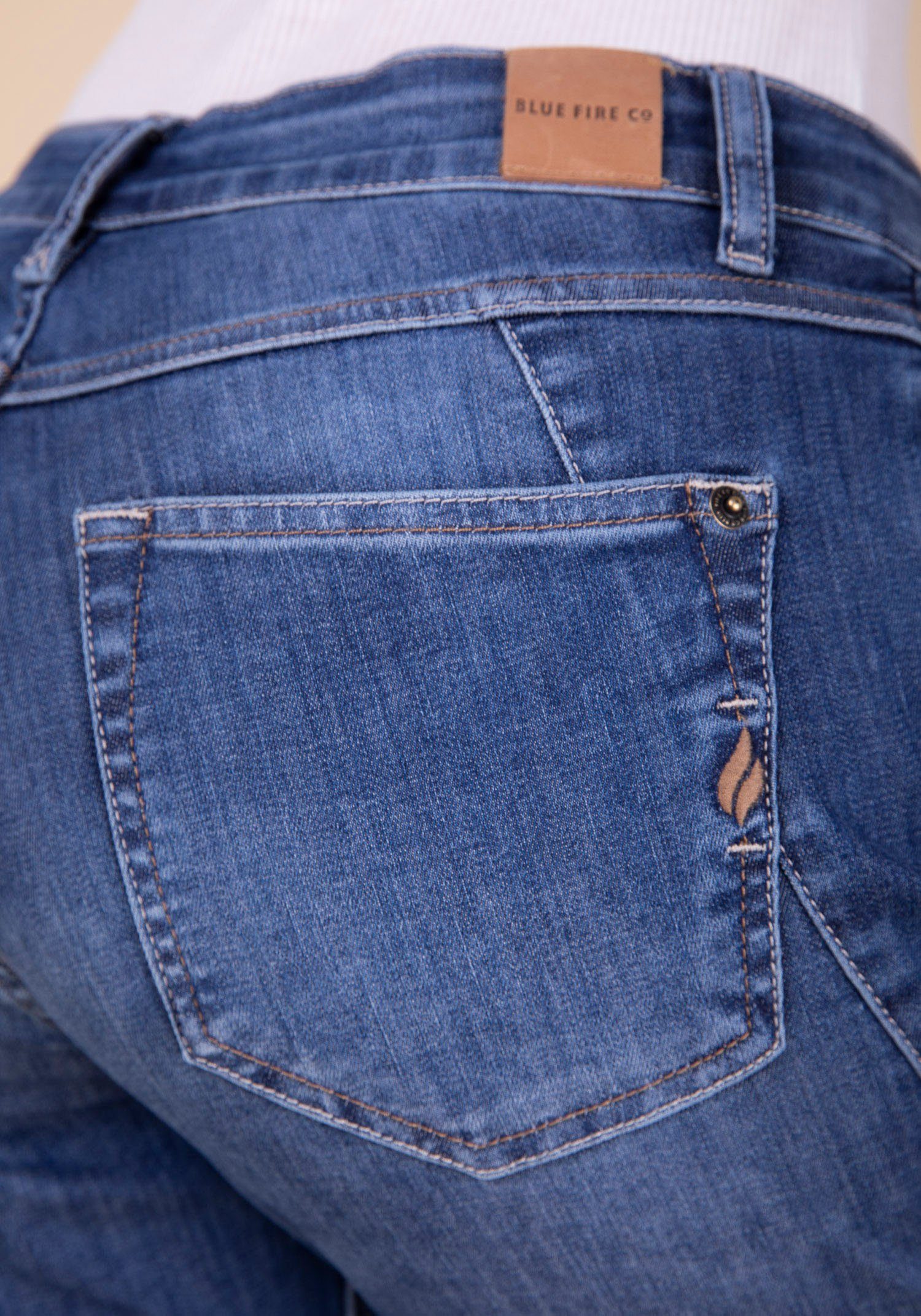 MID GIGI mit asymetrischen Knopfverschluss RISE used TAPERED 7/8-Jeans FIRE BLUE stone