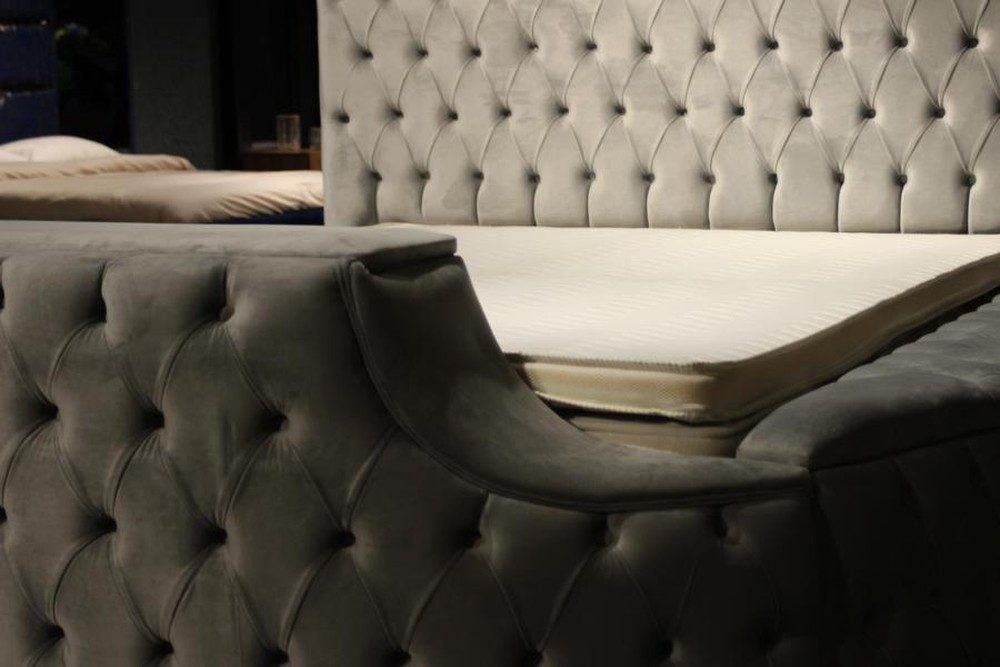 JVmoebel Polsterbett Chesterfield Polsterbett in Grau mit edlem Bezug und Knopfdetails (1-tlg., Bett), Made in Europa