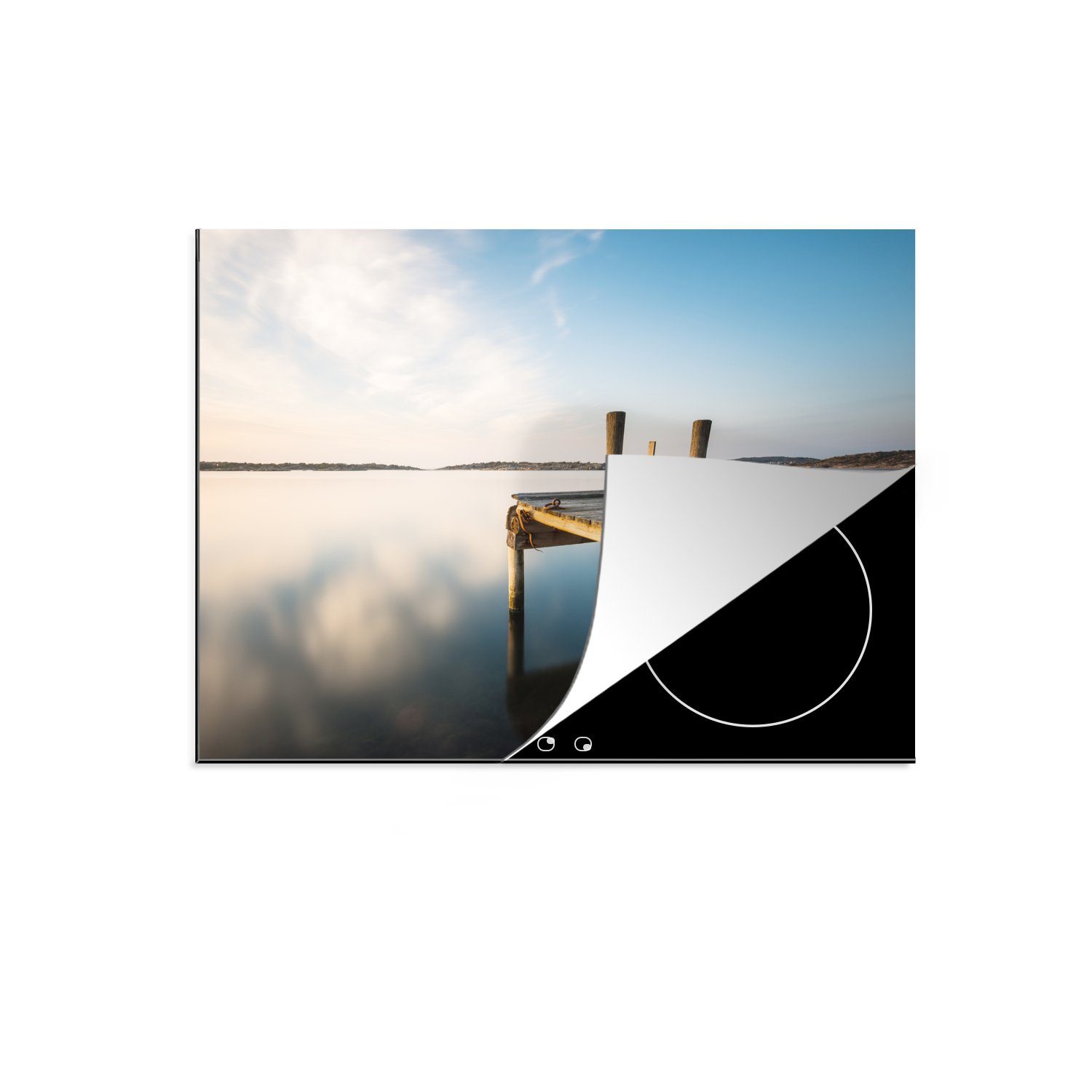 MuchoWow Herdblende-/Abdeckplatte Skandinavischer Steg spiegelt sich in einem See, Vinyl, (1 tlg), 60x52 cm, Mobile Arbeitsfläche nutzbar, Ceranfeldabdeckung