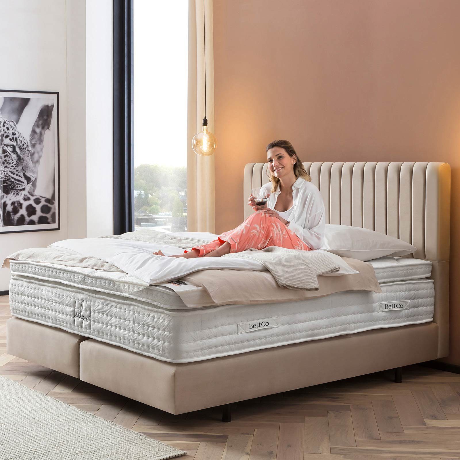 BettCo Boxspringbett Paris (in Creme Velours, 140 x 200 cm), Pfeifensteppung, Topper optional, Schwebeoptik